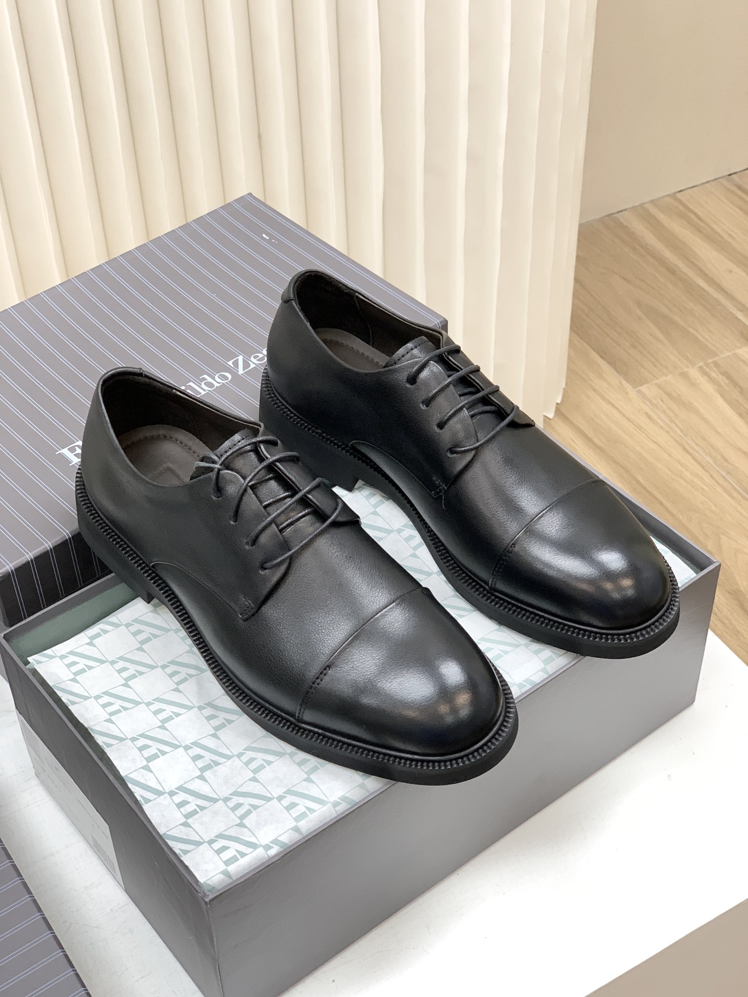 NO:357716,Zegna, original product, official website synchronization, classic men's business casual lace-up leather shoes for men. This brand of counter price +, very amazing price, and also a luxury brand series. The style and design are neutral, not picky about age, not picky about foot shape, good shoes that everyone can enter, delicate texture, super soft, the sole can be folded in half, casual, fashionable and versatile, very handsome and stylish on the feet!  Imported calfskin with imported fabric, the leather pattern is clearly visible, the inner foot pad is full of cowhide, soft and delicate, rubber mold is anti-slip soft bottom [soft bottom comfortable walking without sound] Original box packaging, size, 39 40 41 42 43 44 positive size!  ,zegna,cowhide19860909Zegna杰尼亚,原厂货,官网同步,经典男士商务休闲系带皮鞋 男士高端商务休闲皮鞋,这牌子专柜售价+,非常惊人的价位,也奢侈品牌系列,款式设计中性化,不挑年龄,不挑脚型,人人可入的好鞋子,质感细腻,超级柔软,大底可以对折,休闲时尚百搭,上脚非常帅气有型！ 面料进口小牛皮,皮纹清晰可见,内里垫脚全牛皮,柔软细腻,橡胶模具防滑软底【软底舒适走路没有向声】 原盒包装,尺码,39 40 41 42 43 44 正码！,,zegna,cowhide,Men's shoes