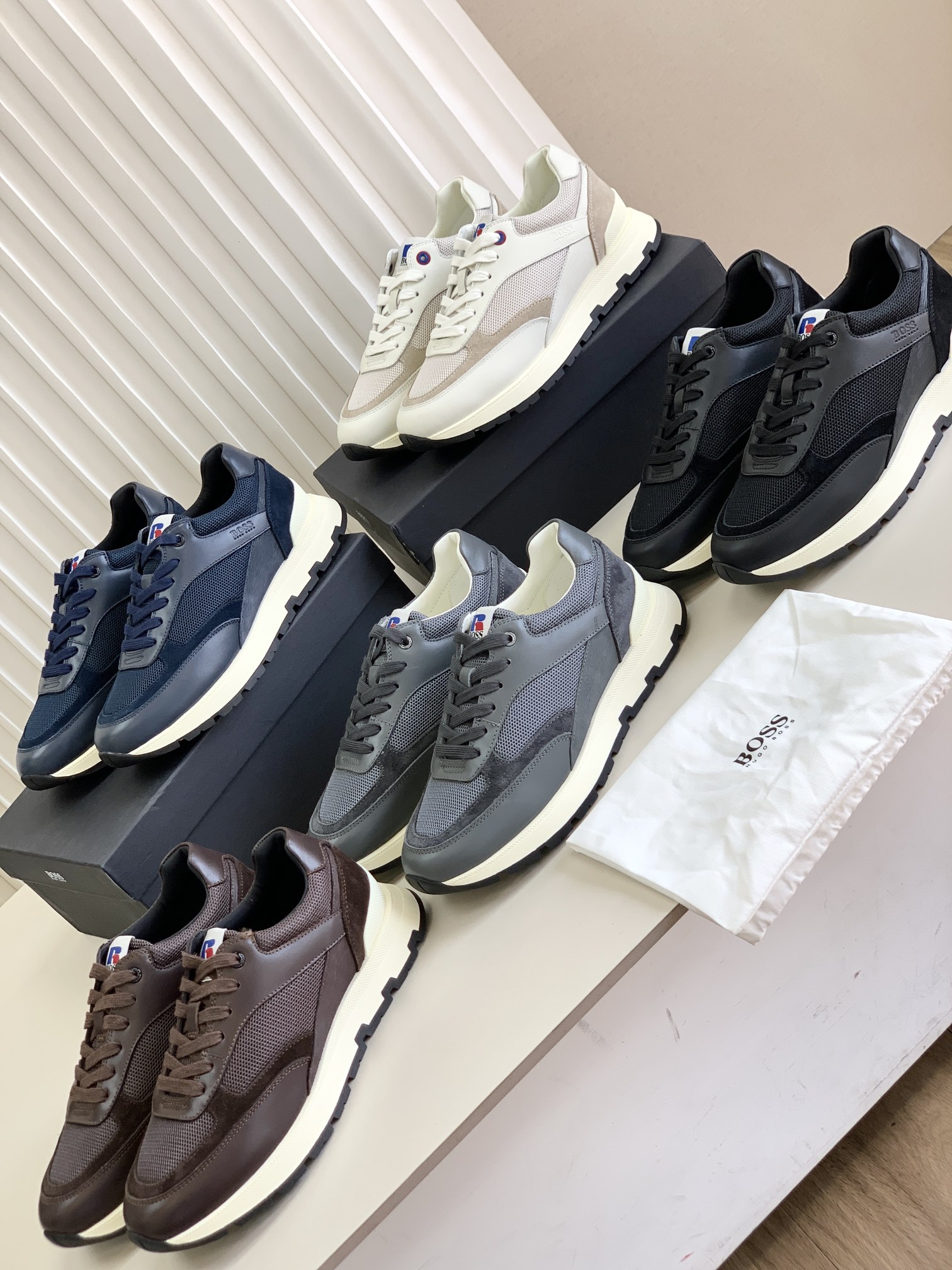 NO:275073,The BOSS official website is synchronized, counter window styles, and business simple casual sneakers for men are definitely a must-have item for successful people. The style is simple and fashionable, with light EVA sole and rubber base. This fashionable sneaker is carefully crafted from mixed materials, matched with bone-smooth artificial leather and sports mesh material. The tongue and side of the shoe are integrated into the brand design, and classic stripes add a new monsoon style, suitable for any travel!  Original box packaging, size, 39 40 41 42 43 44 positive code No. 44FH220814520,,sneakers19860909BOSS 官网同步,专柜橱窗款,男士商务简约休闲运动鞋,绝对是成功人士的必备单品 款式简约时尚,采用轻盈EVA鞋底和橡胶底座,这款时尚运动鞋选用混合材质精心制作,搭配顺骨人造革和运动风网面材质, 鞋舌和侧幅处融入品牌设计,经典条纹增添新季风范,适合任何出行！ 原盒包装,尺码,39 40 41 42 43 44 正码 编号44FH220814520,,sneakers,Men's shoes