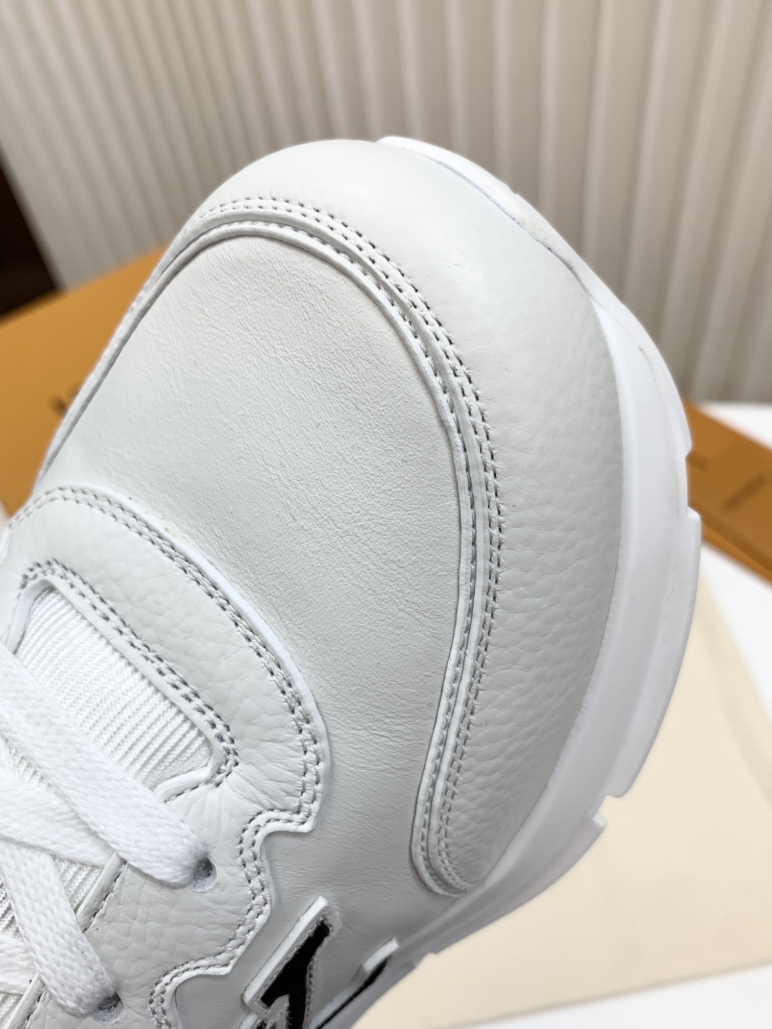 NO:275809,Perfect shoe last, smooth lines, calfskin made, clear and soft leather pattern, full texture, and elastic shoe body brand logo is extremely recognizable. You can tell from a distance that it is a luxury brand to enhance the temperament and temperament of men. The craftsmanship details have also been achieved to the extreme. It is definitely craftsmanship!  ,,cowhide19860909完美鞋楦 线条流畅 小牛皮制作 皮纹清晰柔软 质感饱满Q弹 鞋身品牌大Logo辨识度极高 远远看见就知道是奢侈品牌 提升男士的气质与气质 工艺细节也是做到了极致 绝对是匠心打造！,,cowhide,Men's shoes