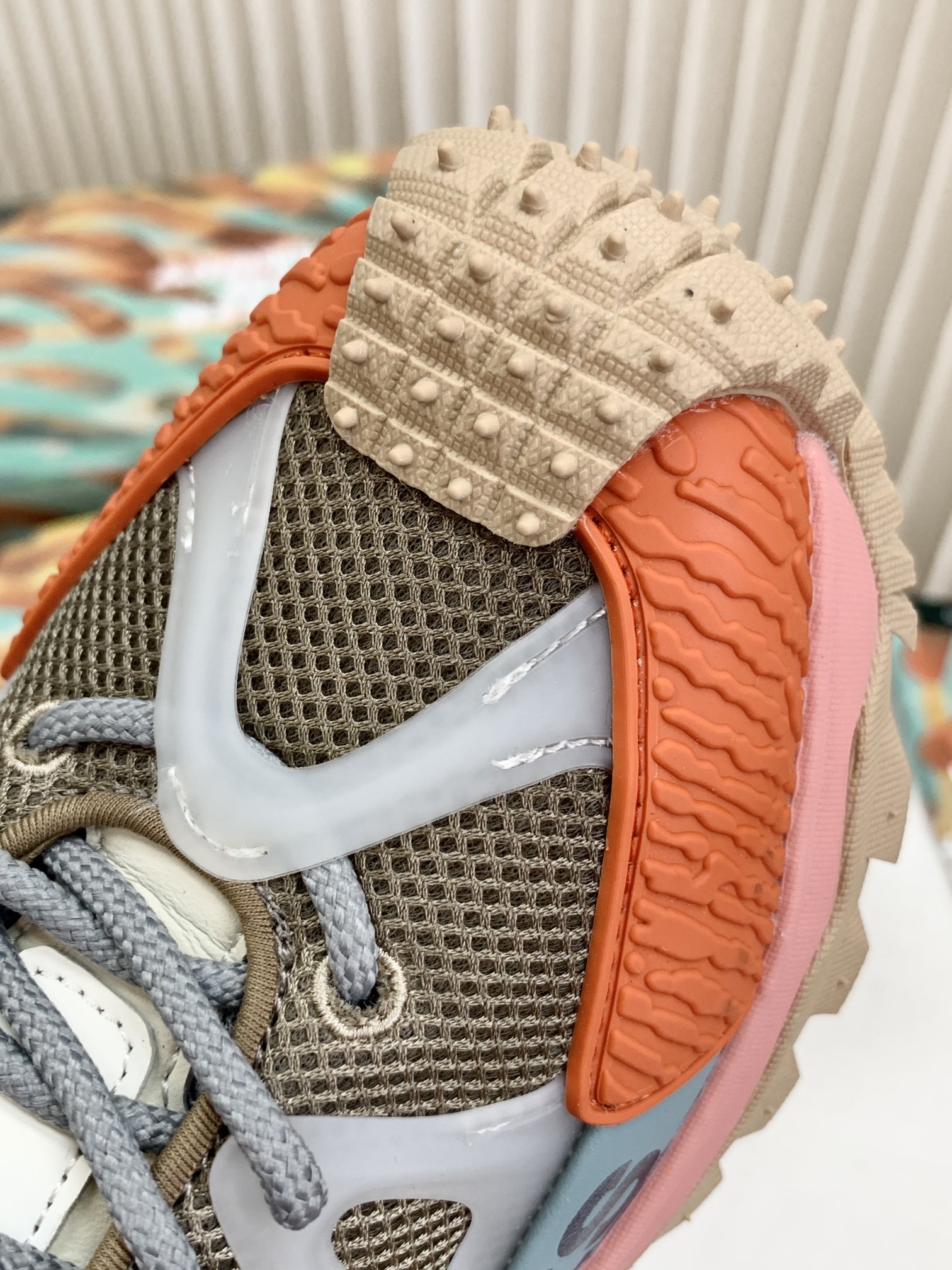 NO:556655,Perfect last and smooth lines. The design highlight of this pair of shoes is that the upper uses a creative collision of multiple materials, creating a rich layering through the superposition of different textures. The main body of the upper is made of breathable mesh fabric, and the molded shoe cage structure on the side of the shoe not only provides additional support performance, but its three-dimensional shape becomes the visual focus, making the shoe more recognizable!  ,19860909完美鞋楦 线条流畅 这双鞋的设计亮点在于,鞋面采用了多种材质的创意碰撞,通过不同质感的叠加营造出丰富的层次感.鞋面主体采用透气网眼面料,并配鞋侧的模制鞋笼结构不仅提供了额外的支撑性能,其立体造型更成为视觉焦点,让鞋款更具有辨识度！,,Men's shoes