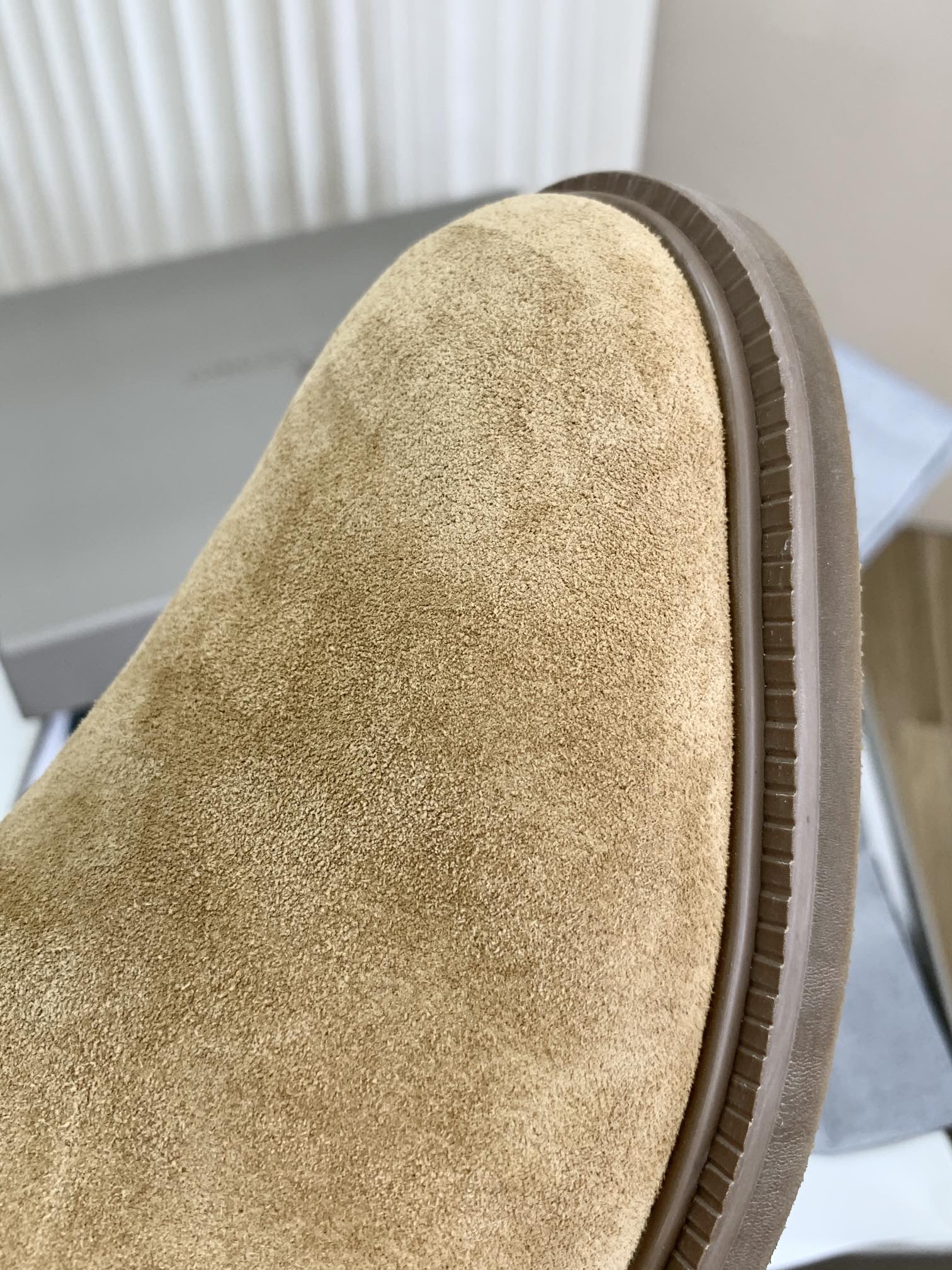 NO:620921,Perfect shoe last with smooth lines. The combination of soft suede and elastic fabric on both sides of the shoe shaft is selected to make it easier to put on and take off. The toe is slightly rounded and refined to create elegance and comfort. Precious suede presents natural shades of color. Exquisite craftsmanship and exquisite details!  ,,chamois leather19860909完美鞋楦 线条流畅 精选柔软的绒面麂皮与鞋筒两侧的弹性织物组合 让穿脱更加便利 鞋头轻微圆浑 精致打造高雅与舒适 珍贵麂皮呈现天然的深浅色泽效果 工艺精湛 细节考究！,,chamois leather,Men's shoes