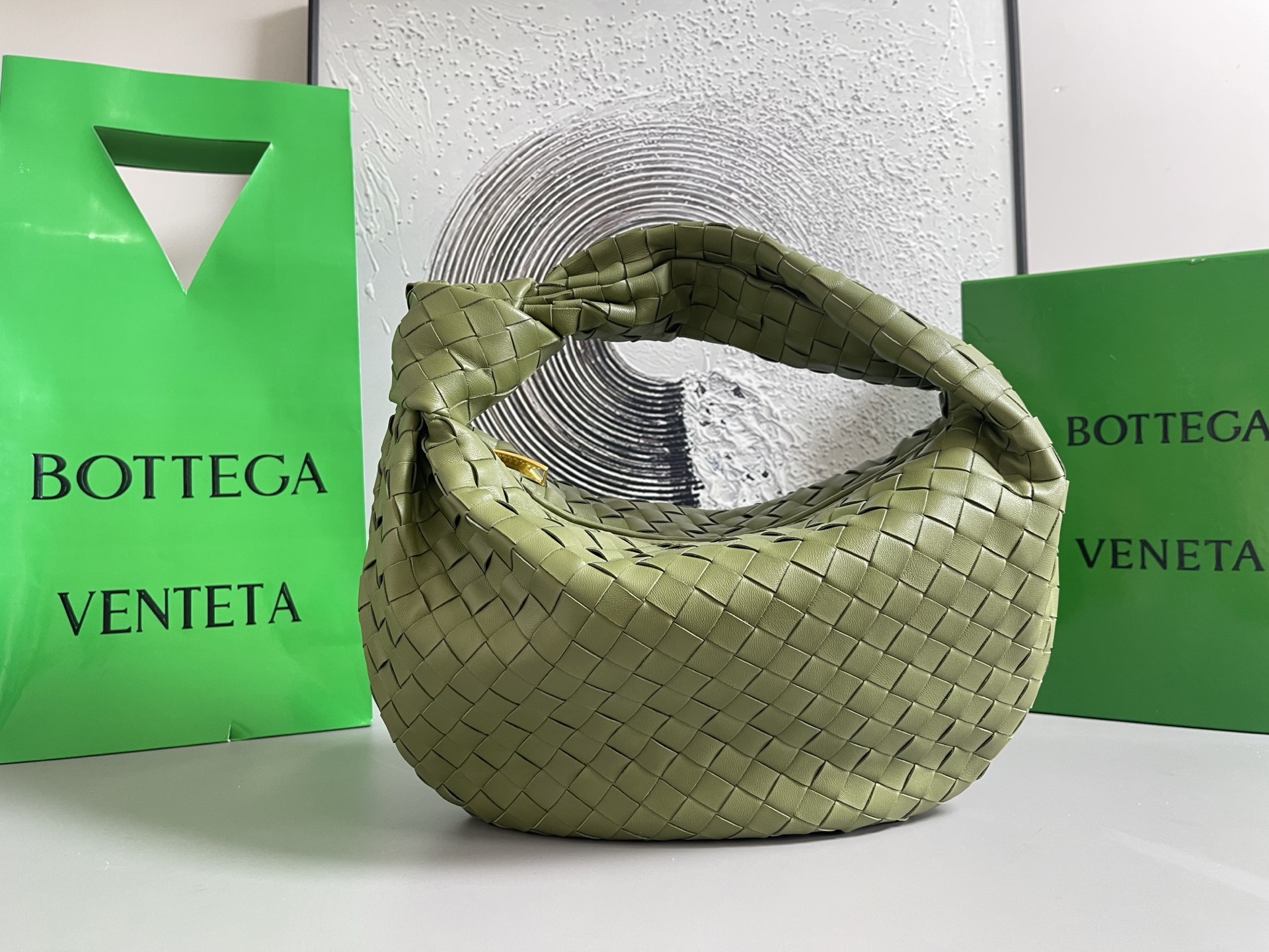 Bottega Veneta 中号BV 葆蝶家2023早春新品女士中号JODIE手袋BV包 新做法是原有的基础上圆化边角