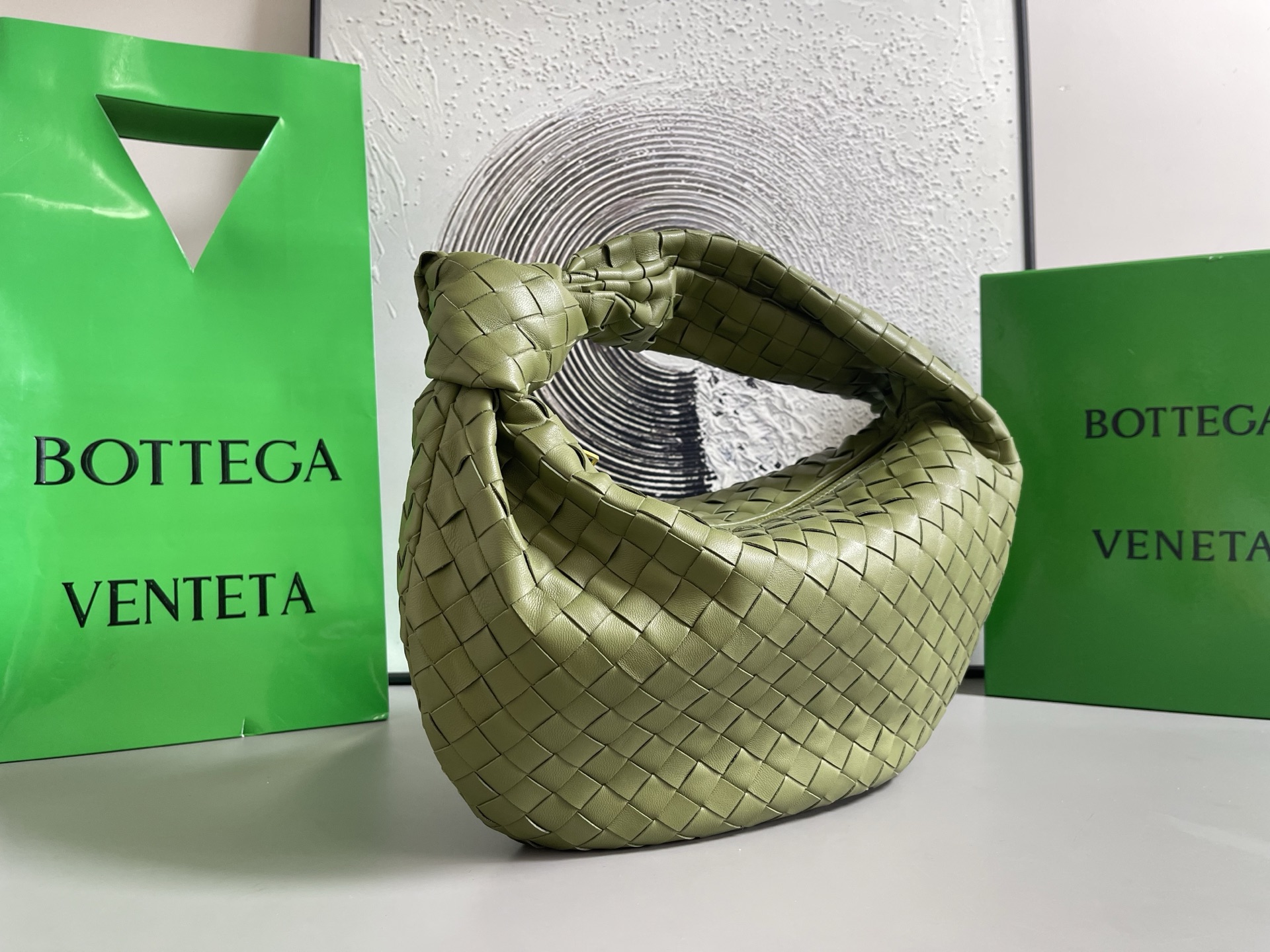 Bottega Veneta 中号BV 葆蝶家2023早春新品女士中号JODIE手袋BV包 新做法是原有的基础上圆化边角