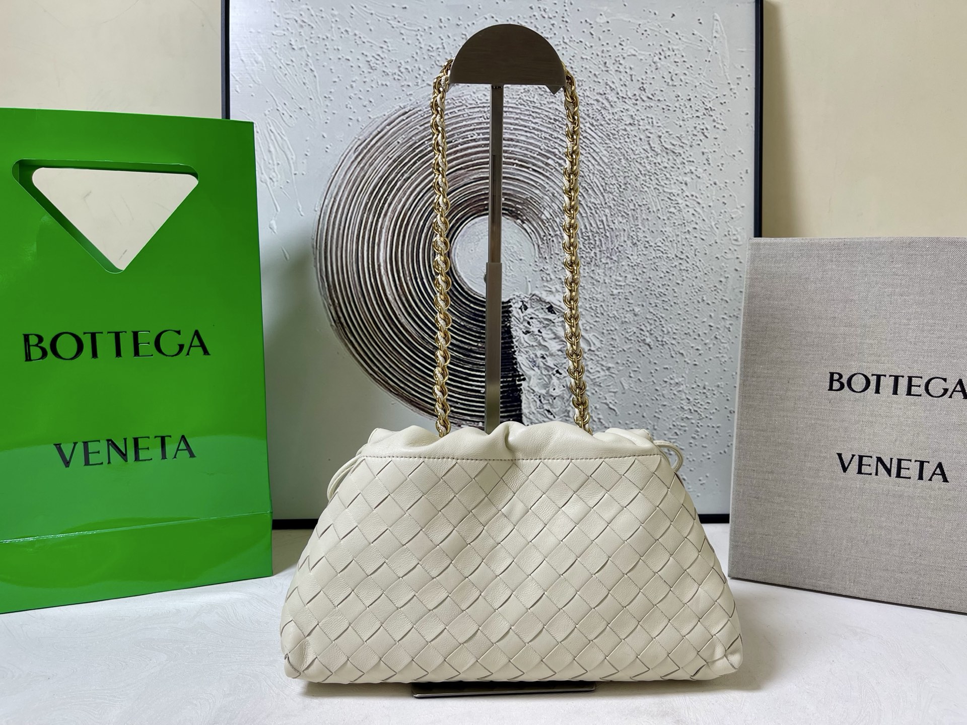 BOTTEGA VENETA 2025 new women's Dustbag Notte clutch. Dustbag, which has been very popular since its launch, has a chain clause! ! The hand-carrying method is reminiscent of the classic bag type Pouch , light and elegant, the reserved drawstring design allows the bag to be used as an armpit bag, and the chain is longer, which is very suitable for sisters who like to free their hands and carry cross-body backpacks. No matter which way you carry it, you can change the back according to the occasion and your mood that day. It can make the overall outfit more fashionable🪄🪄The body of the bag has also been widened. It is the rainy season and the weather is hot. The bag can easily accommodate a small umbrella and water bottle. The lining is made of nylon, which is light and comfortable to carry, and is very suitable for summer use.
Style number: 839394
Size: 33*19*8cm