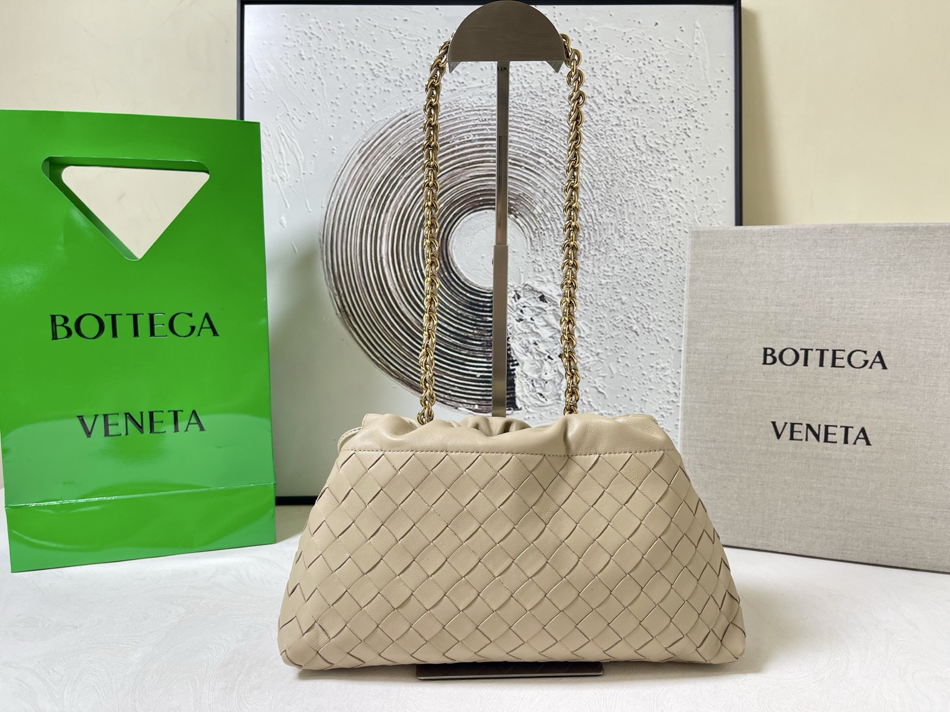 BOTTEGA VENETA 2025 new women's Dustbag Notte clutch. Dustbag, which has been very popular since its launch, has a chain clause! ! The hand-carrying method is reminiscent of the classic bag type Pouch , light and elegant, the reserved drawstring design allows the bag to be used as an armpit bag, and the chain is longer, which is very suitable for sisters who like to free their hands and carry cross-body backpacks. No matter which way you carry it, you can change the back according to the occasion and your mood that day. It can make the overall outfit more fashionable🪄🪄The body of the bag has also been widened. It is the rainy season and the weather is hot. The bag can easily accommodate a small umbrella and water bottle. The lining is made of nylon, which is light and comfortable to carry, and is very suitable for summer use.
Style number: 839394
Size: 33*19*8cm