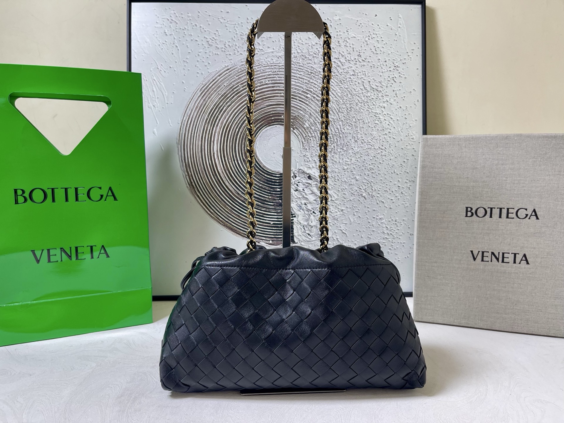 BOTTEGA VENETA 2025 new women's Dustbag Notte clutch. Dustbag, which has been very popular since its launch, has a chain clause! ! The hand-carrying method is reminiscent of the classic bag type Pouch , light and elegant, the reserved drawstring design allows the bag to be used as an armpit bag, and the chain is longer, which is very suitable for sisters who like to free their hands and carry cross-body backpacks. No matter which way you carry it, you can change the back according to the occasion and your mood that day. It can make the overall outfit more fashionable🪄🪄The body of the bag has also been widened. It is the rainy season and the weather is hot. The bag can easily accommodate a small umbrella and water bottle. The lining is made of nylon, which is light and comfortable to carry, and is very suitable for summer use.
Style number: 839394
Size: 33*19*8cm