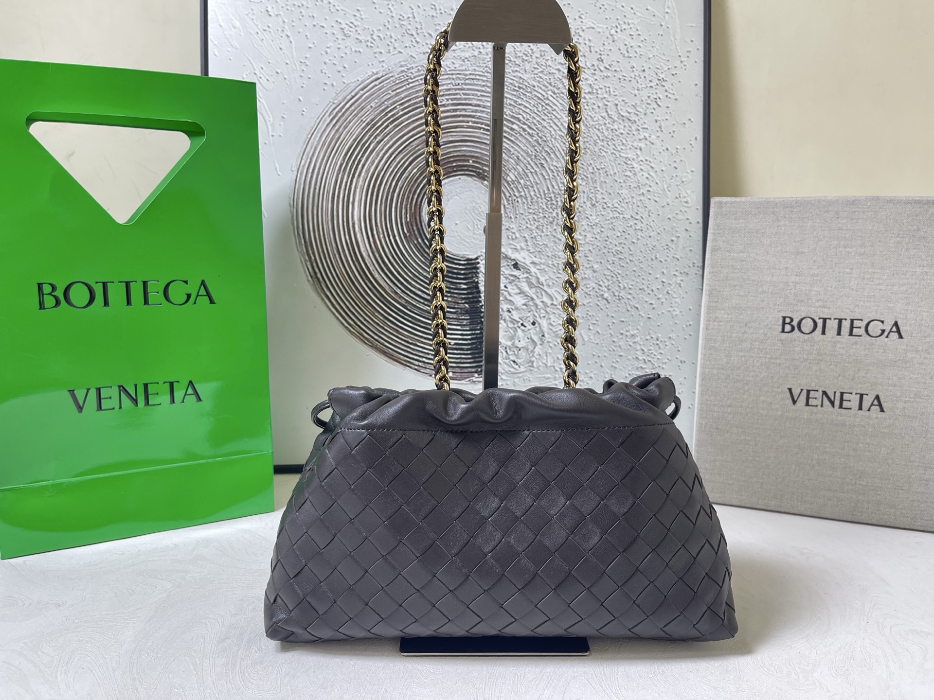BOTTEGA VENETA 2025 new women's Dustbag Notte clutch. Dustbag, which has been very popular since its launch, has a chain clause! ! The hand-carrying method is reminiscent of the classic bag type Pouch , light and elegant, the reserved drawstring design allows the bag to be used as an armpit bag, and the chain is longer, which is very suitable for sisters who like to free their hands and carry cross-body backpacks. No matter which way you carry it, you can change the back according to the occasion and your mood that day. It can make the overall outfit more fashionable🪄🪄The body of the bag has also been widened. It is the rainy season and the weather is hot. The bag can easily accommodate a small umbrella and water bottle. The lining is made of nylon, which is light and comfortable to carry, and is very suitable for summer use.
Style number: 839394
Size: 33*19*8cm