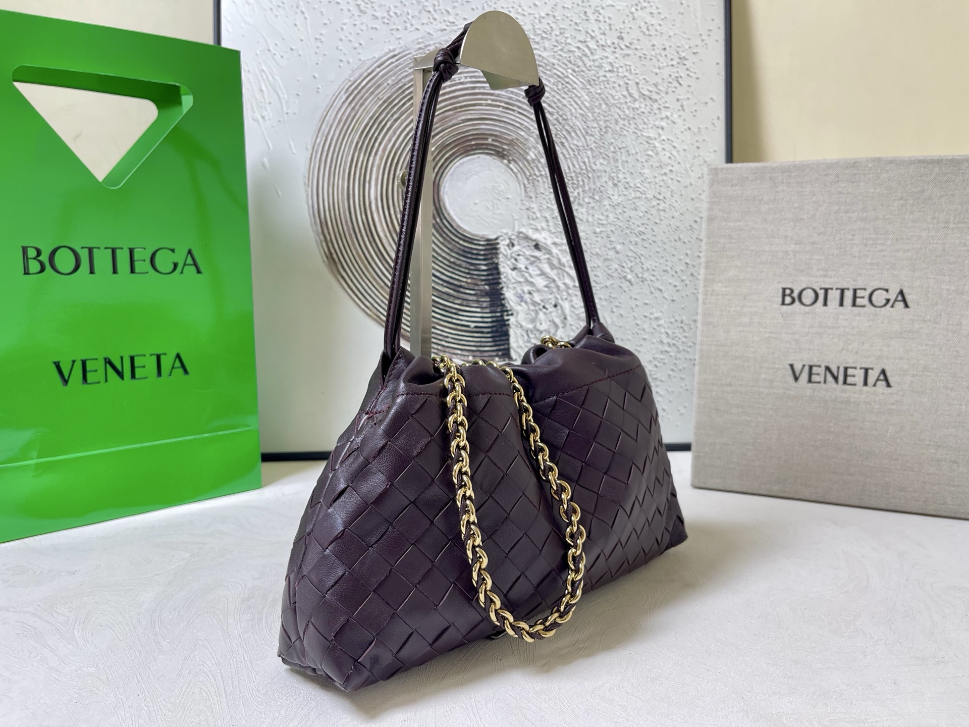 BOTTEGA VENETA 2025 new women's Dustbag Notte clutch. Dustbag, which has been very popular since its launch, has a chain clause! ! The hand-carrying method is reminiscent of the classic bag type Pouch , light and elegant, the reserved drawstring design allows the bag to be used as an armpit bag, and the chain is longer, which is very suitable for sisters who like to free their hands and carry cross-body backpacks. No matter which way you carry it, you can change the back according to the occasion and your mood that day. It can make the overall outfit more fashionable🪄🪄The body of the bag has also been widened. It is the rainy season and the weather is hot. The bag can easily accommodate a small umbrella and water bottle. The lining is made of nylon, which is light and comfortable to carry, and is very suitable for summer use.
Style number: 839394
Size: 33*19*8cm photo 1