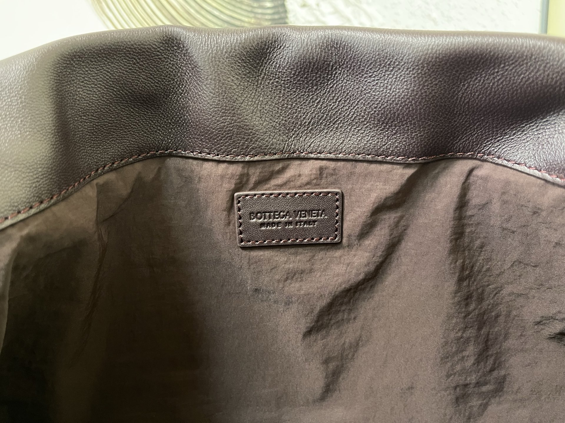 BOTTEGA VENETA 2025 new women's Dustbag Notte clutch. Dustbag, which has been very popular since its launch, has a chain clause! ! The hand-carrying method is reminiscent of the classic bag type Pouch , light and elegant, the reserved drawstring design allows the bag to be used as an armpit bag, and the chain is longer, which is very suitable for sisters who like to free their hands and carry cross-body backpacks. No matter which way you carry it, you can change the back according to the occasion and your mood that day. It can make the overall outfit more fashionable🪄🪄The body of the bag has also been widened. It is the rainy season and the weather is hot. The bag can easily accommodate a small umbrella and water bottle. The lining is made of nylon, which is light and comfortable to carry, and is very suitable for summer use.
Style number: 839394
Size: 33*19*8cm photo 3