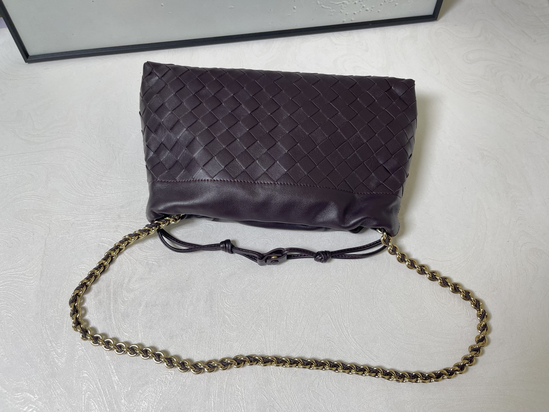 BOTTEGA VENETA 2025 new women's Dustbag Notte clutch. Dustbag, which has been very popular since its launch, has a chain clause! ! The hand-carrying method is reminiscent of the classic bag type Pouch , light and elegant, the reserved drawstring design allows the bag to be used as an armpit bag, and the chain is longer, which is very suitable for sisters who like to free their hands and carry cross-body backpacks. No matter which way you carry it, you can change the back according to the occasion and your mood that day. It can make the overall outfit more fashionable🪄🪄The body of the bag has also been widened. It is the rainy season and the weather is hot. The bag can easily accommodate a small umbrella and water bottle. The lining is made of nylon, which is light and comfortable to carry, and is very suitable for summer use.
Style number: 839394
Size: 33*19*8cm photo 4