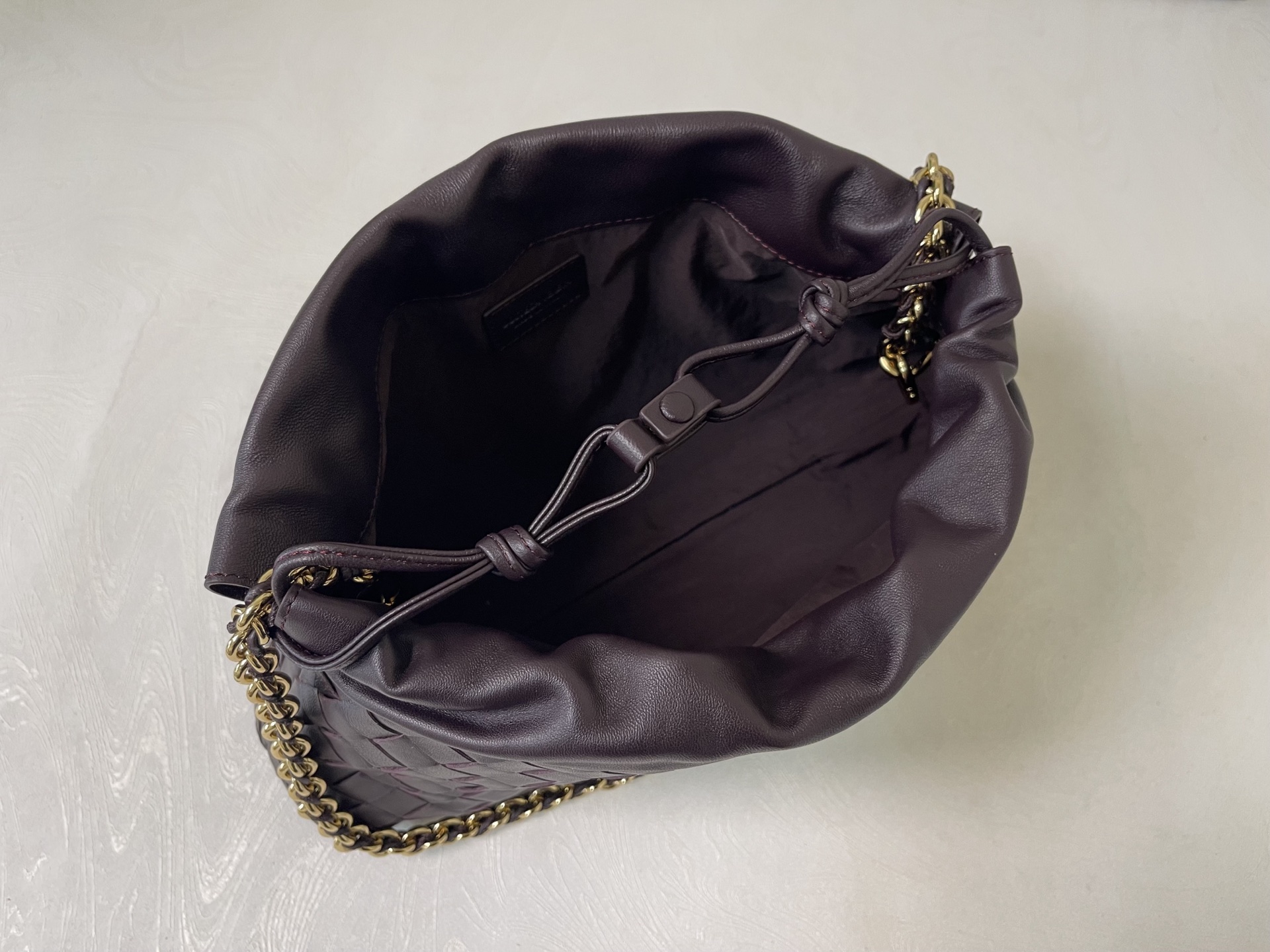 BOTTEGA VENETA 2025 new women's Dustbag Notte clutch. Dustbag, which has been very popular since its launch, has a chain clause! ! The hand-carrying method is reminiscent of the classic bag type Pouch , light and elegant, the reserved drawstring design allows the bag to be used as an armpit bag, and the chain is longer, which is very suitable for sisters who like to free their hands and carry cross-body backpacks. No matter which way you carry it, you can change the back according to the occasion and your mood that day. It can make the overall outfit more fashionable🪄🪄The body of the bag has also been widened. It is the rainy season and the weather is hot. The bag can easily accommodate a small umbrella and water bottle. The lining is made of nylon, which is light and comfortable to carry, and is very suitable for summer use.
Style number: 839394
Size: 33*19*8cm photo 5