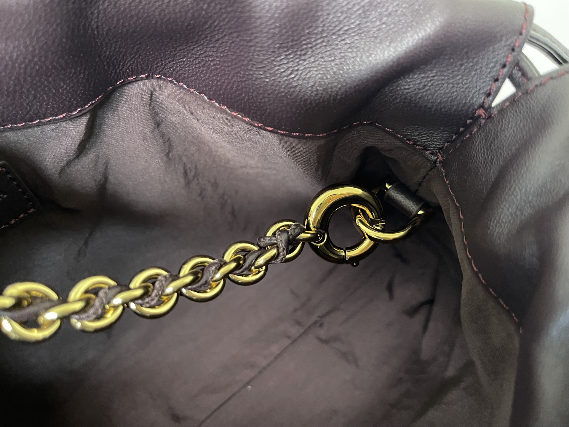 BOTTEGA VENETA 2025 new women's Dustbag Notte clutch. Dustbag, which has been very popular since its launch, has a chain clause! ! The hand-carrying method is reminiscent of the classic bag type Pouch , light and elegant, the reserved drawstring design allows the bag to be used as an armpit bag, and the chain is longer, which is very suitable for sisters who like to free their hands and carry cross-body backpacks. No matter which way you carry it, you can change the back according to the occasion and your mood that day. It can make the overall outfit more fashionable🪄🪄The body of the bag has also been widened. It is the rainy season and the weather is hot. The bag can easily accommodate a small umbrella and water bottle. The lining is made of nylon, which is light and comfortable to carry, and is very suitable for summer use.
Style number: 839394
Size: 33*19*8cm photo 6