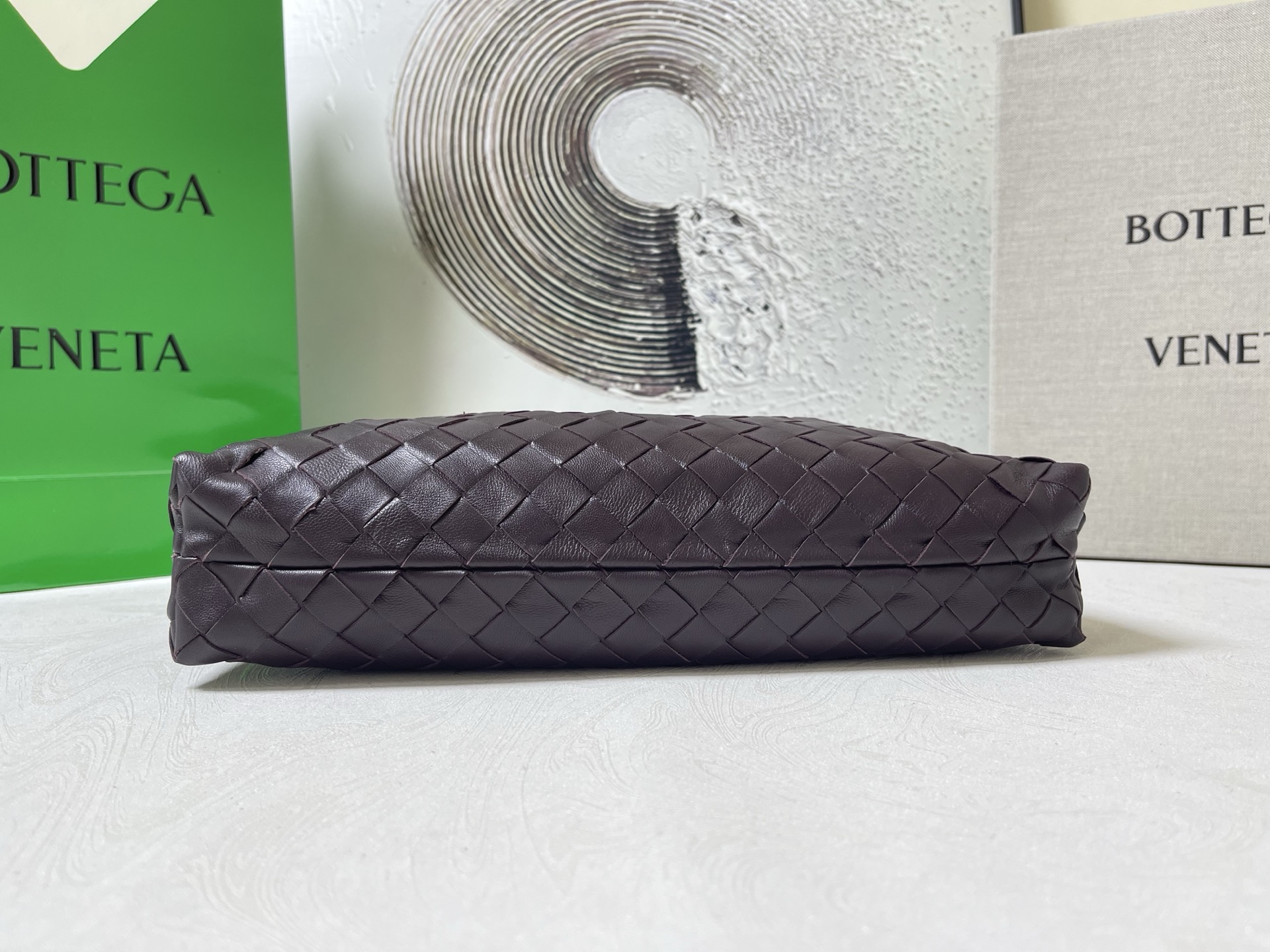 BOTTEGA VENETA 2025 new women's Dustbag Notte clutch. Dustbag, which has been very popular since its launch, has a chain clause! ! The hand-carrying method is reminiscent of the classic bag type Pouch , light and elegant, the reserved drawstring design allows the bag to be used as an armpit bag, and the chain is longer, which is very suitable for sisters who like to free their hands and carry cross-body backpacks. No matter which way you carry it, you can change the back according to the occasion and your mood that day. It can make the overall outfit more fashionable🪄🪄The body of the bag has also been widened. It is the rainy season and the weather is hot. The bag can easily accommodate a small umbrella and water bottle. The lining is made of nylon, which is light and comfortable to carry, and is very suitable for summer use.
Style number: 839394
Size: 33*19*8cm photo 7