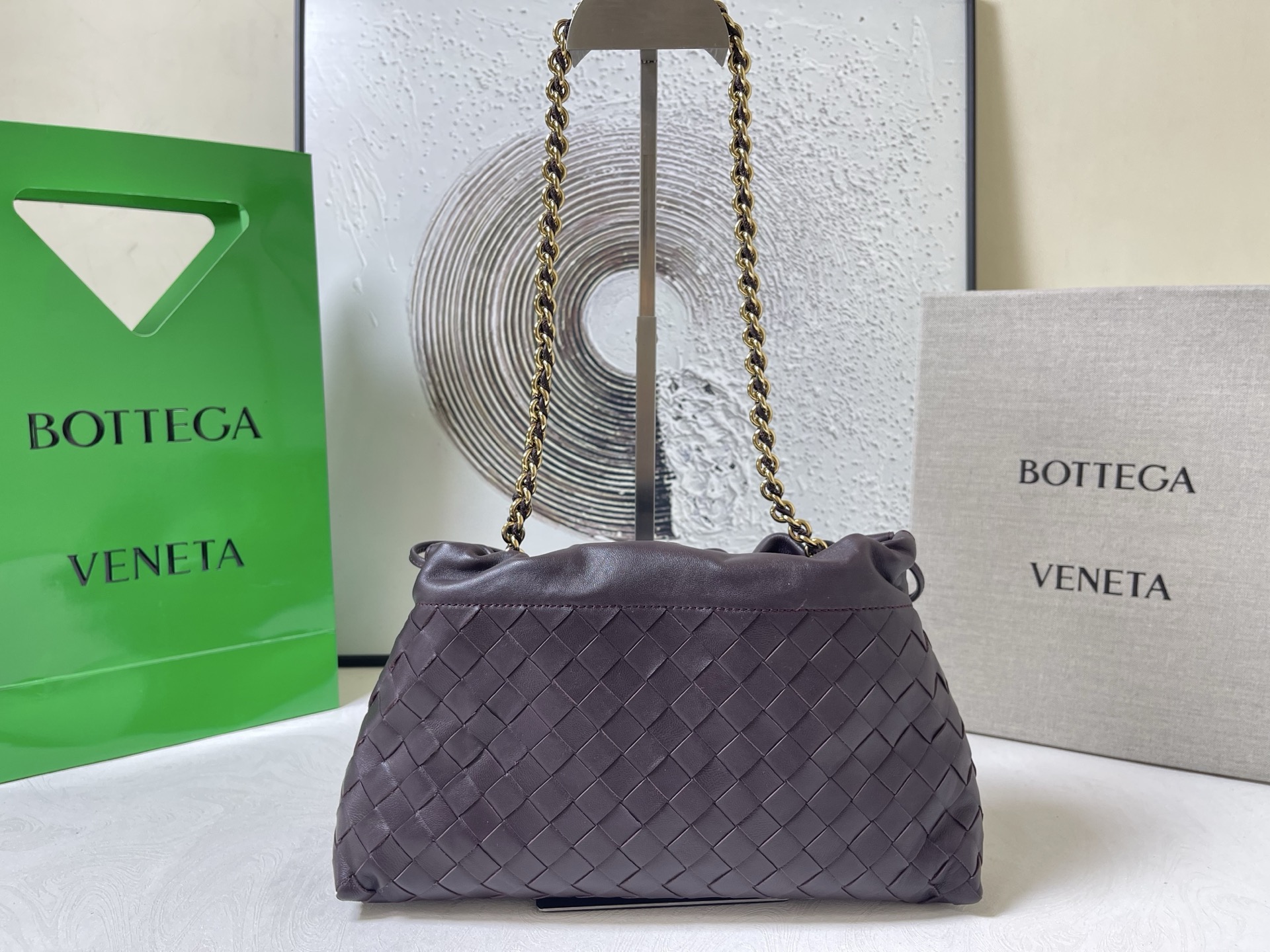 BOTTEGA VENETA 2025 new women's Dustbag Notte clutch. Dustbag, which has been very popular since its launch, has a chain clause! ! The hand-carrying method is reminiscent of the classic bag type Pouch , light and elegant, the reserved drawstring design allows the bag to be used as an armpit bag, and the chain is longer, which is very suitable for sisters who like to free their hands and carry cross-body backpacks. No matter which way you carry it, you can change the back according to the occasion and your mood that day. It can make the overall outfit more fashionable🪄🪄The body of the bag has also been widened. It is the rainy season and the weather is hot. The bag can easily accommodate a small umbrella and water bottle. The lining is made of nylon, which is light and comfortable to carry, and is very suitable for summer use.
Style number: 839394
Size: 33*19*8cm