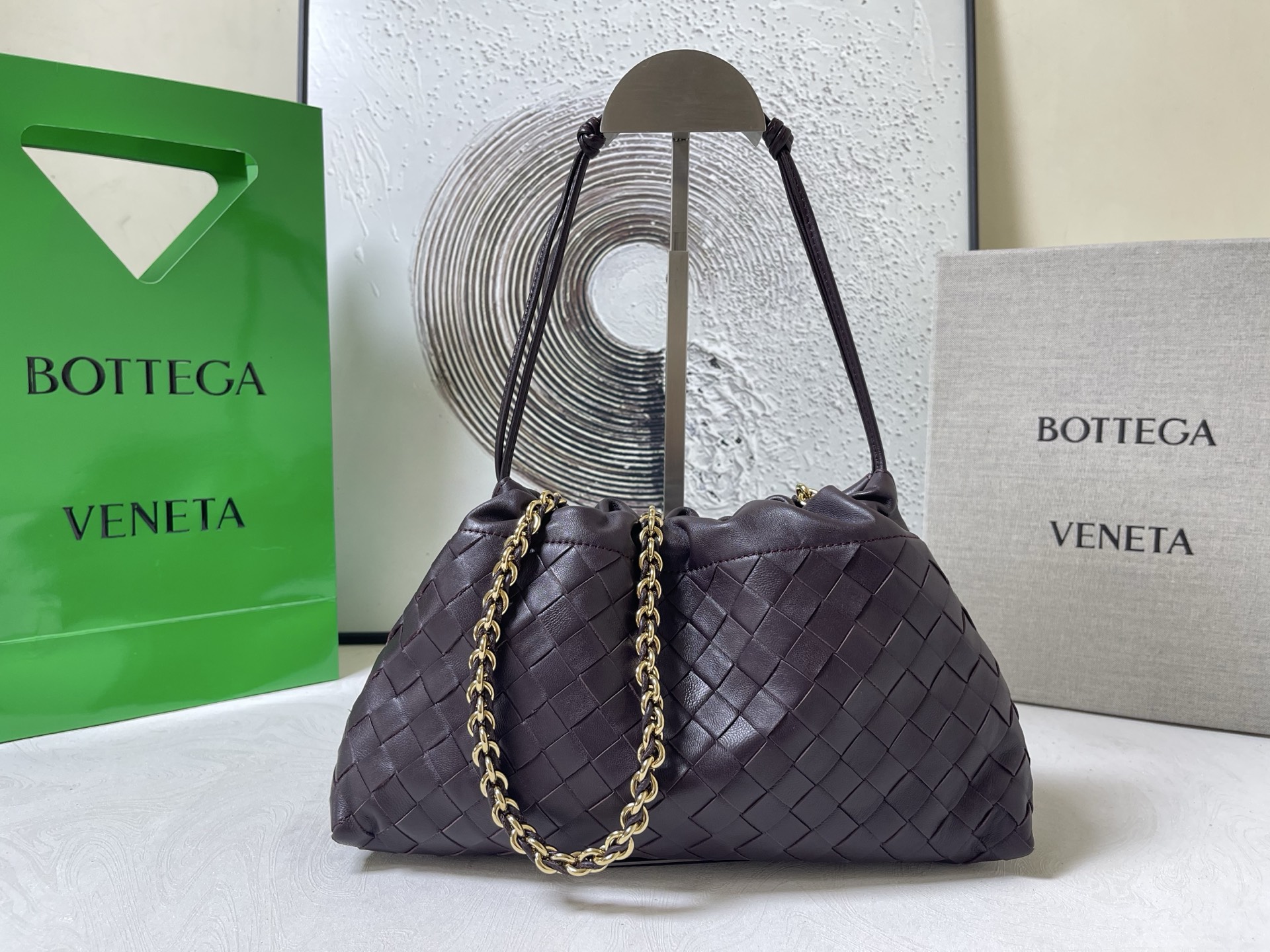BOTTEGA VENETA 2025 new women's Dustbag Notte clutch. Dustbag, which has been very popular since its launch, has a chain clause! ! The hand-carrying method is reminiscent of the classic bag type Pouch , light and elegant, the reserved drawstring design allows the bag to be used as an armpit bag, and the chain is longer, which is very suitable for sisters who like to free their hands and carry cross-body backpacks. No matter which way you carry it, you can change the back according to the occasion and your mood that day. It can make the overall outfit more fashionable🪄🪄The body of the bag has also been widened. It is the rainy season and the weather is hot. The bag can easily accommodate a small umbrella and water bottle. The lining is made of nylon, which is light and comfortable to carry, and is very suitable for summer use.
Style number: 839394
Size: 33*19*8cm photo 9