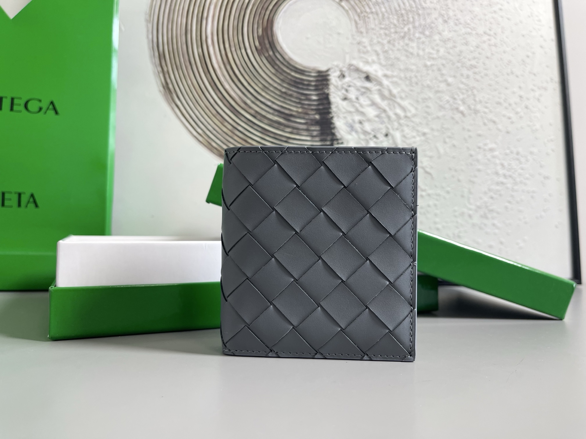 Top batch Bv two-fold vertical version short clip wallet 749400 is a wallet that can be used not only as a wallet but also as a card holder