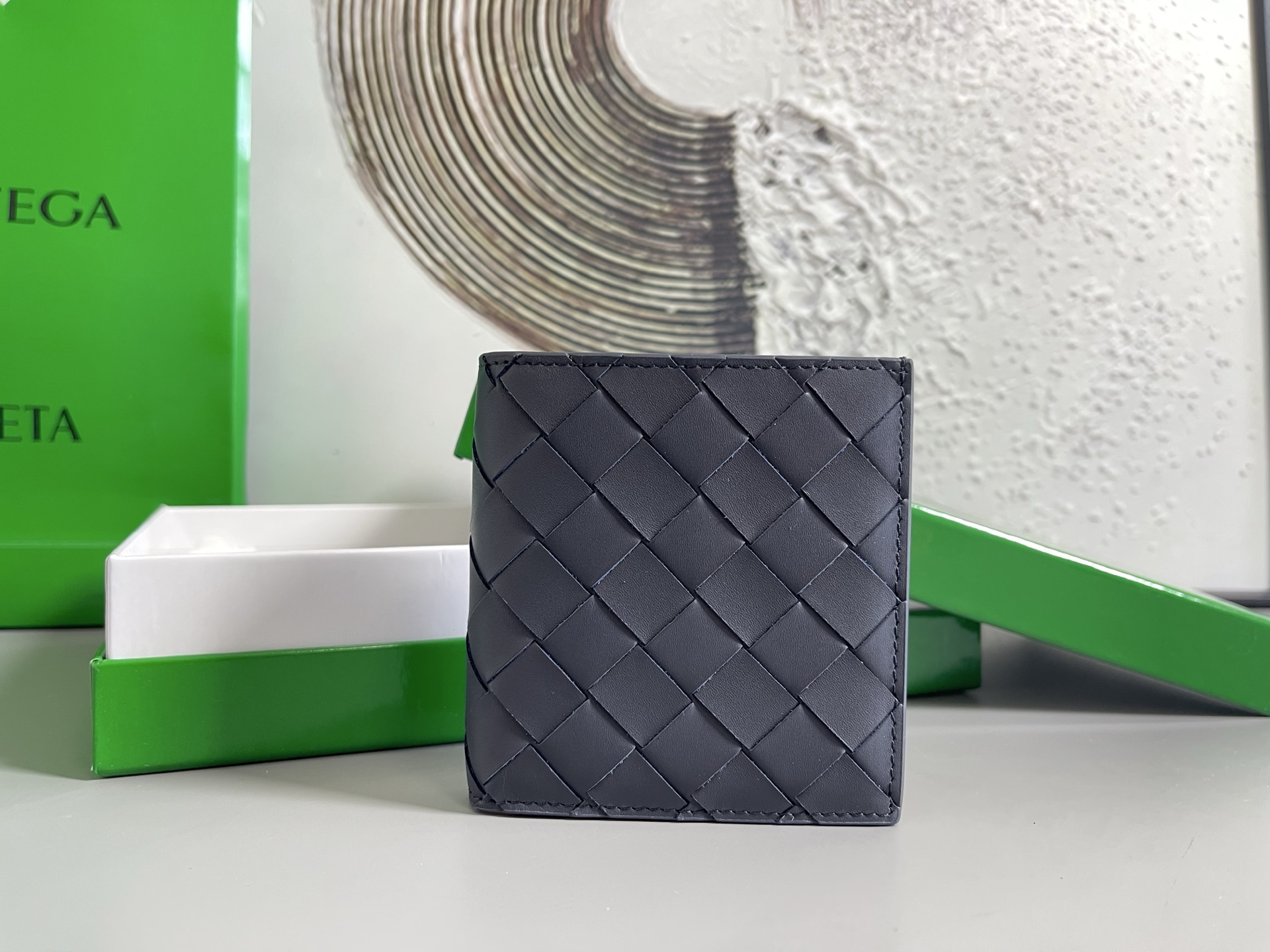 Top batch Bv two-fold vertical version short clip wallet 749400 is a wallet that can be used not only as a wallet but also as a card holder