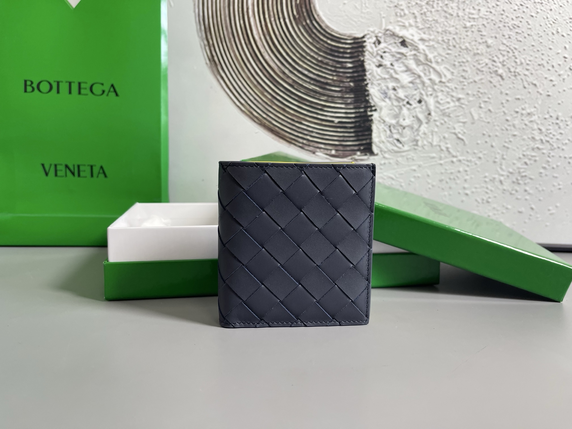 Top batch Bv two-fold vertical version short clip wallet 749400 is a wallet that can be used not only as a wallet but also as a card holder