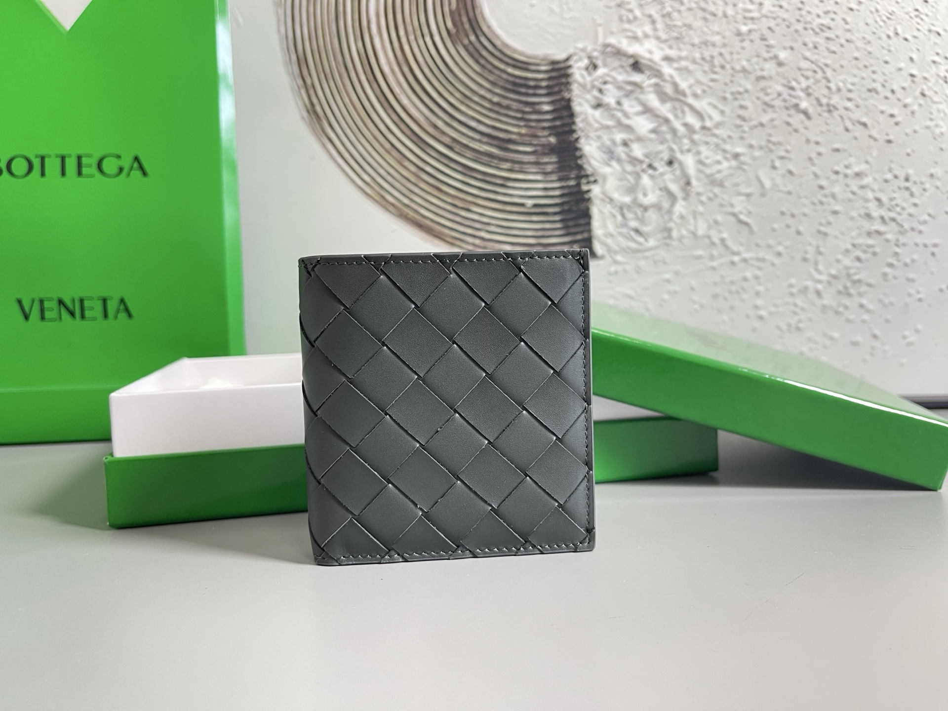 Top batch Bv two-fold vertical version short clip wallet 749400 is a wallet that can be used not only as a wallet but also as a card holder