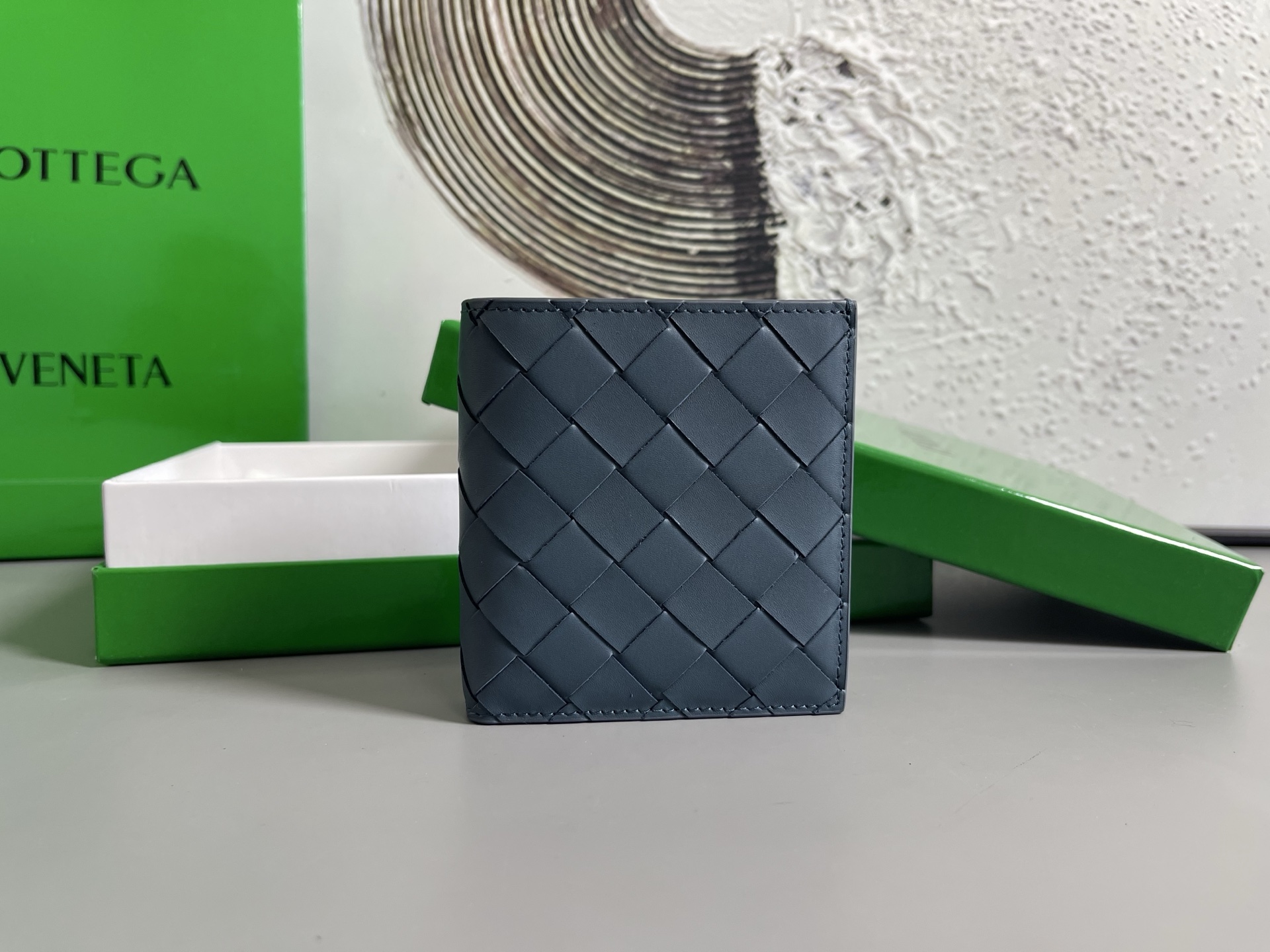 Top batch Bv two-fold vertical version short clip wallet 749400 is a wallet that can be used not only as a wallet but also as a card holder