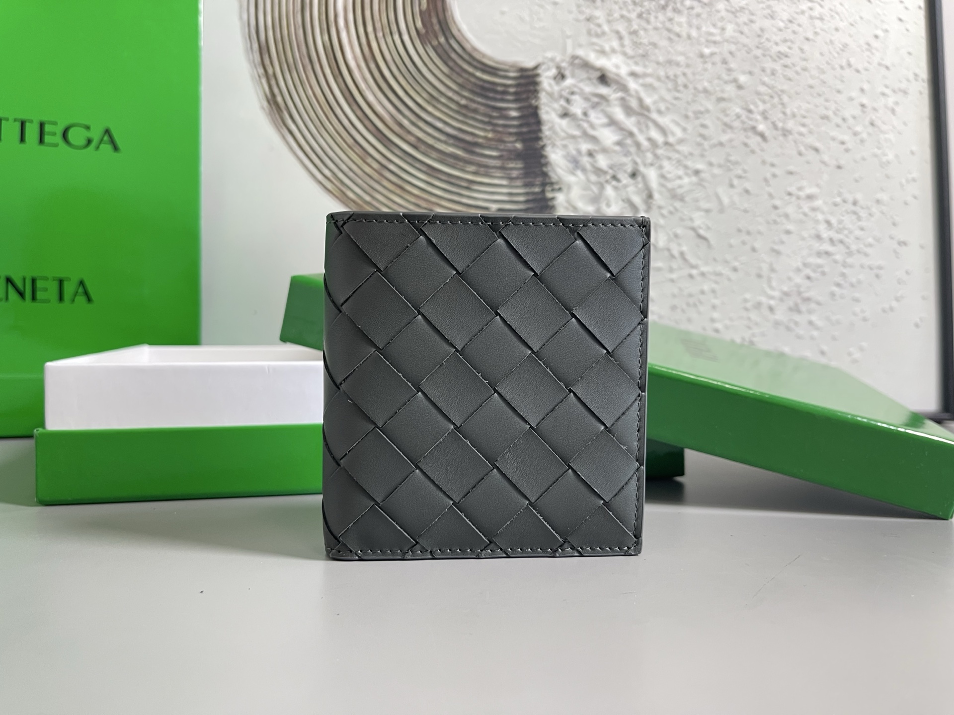 Top batch Bv two-fold vertical version short clip wallet 749400 is a wallet that can be used not only as a wallet but also as a card holder