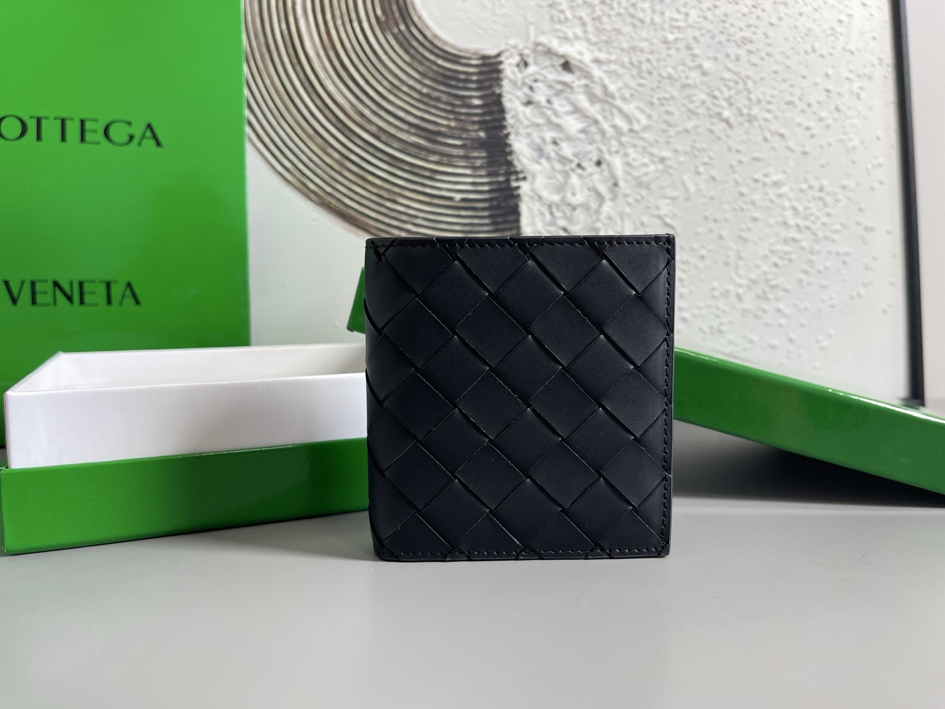 Top batch Bv two-fold vertical version short clip wallet 749400 is a wallet that can be used not only as a wallet but also as a card holder