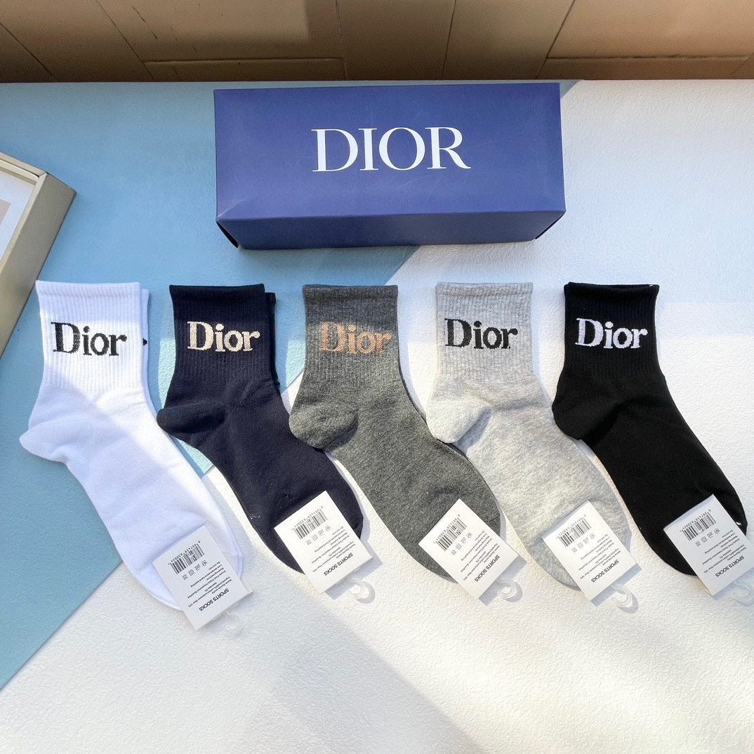 配包装一盒五双欧美大牌Dior迪奥好看到爆炸欧美大牌中筒袜男女款潮人必不能少的专柜代购品质高筒袜子搭配起