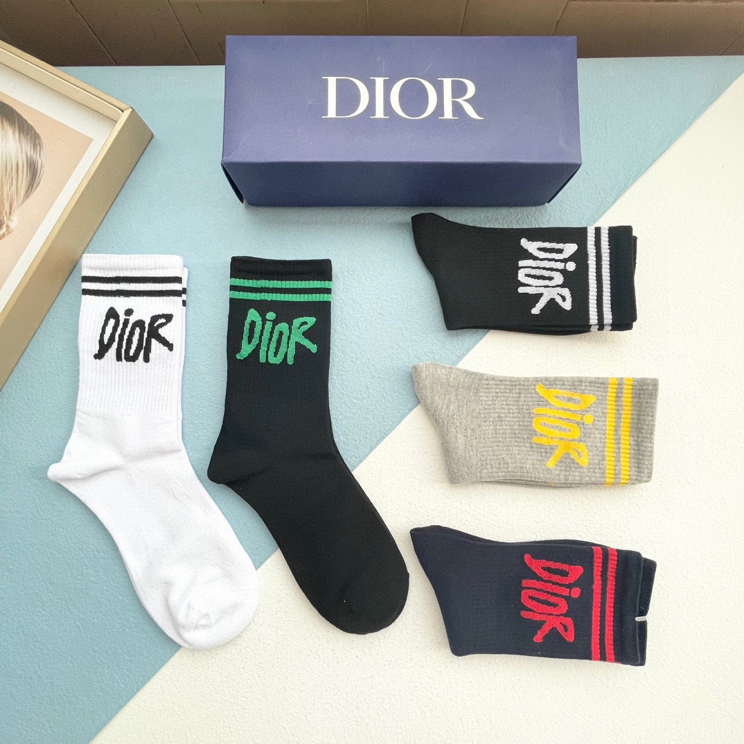 配包装一盒五双欧美大牌Dior迪奥好看到爆炸欧美大牌高筒袜男女款潮人必不能少的专柜代购品质高筒袜子搭配起