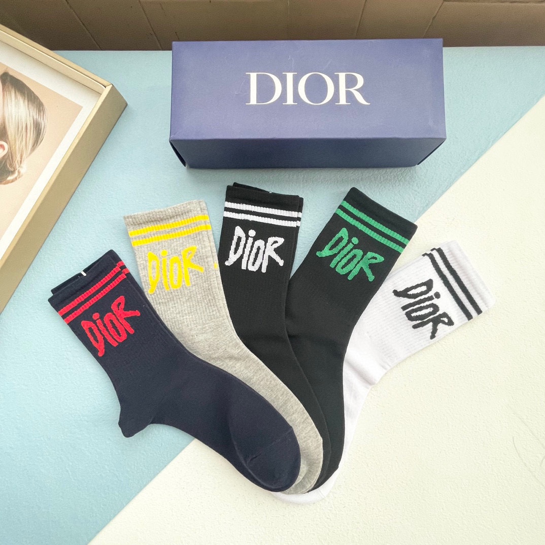 配包装一盒五双欧美大牌Dior迪奥好看到爆炸欧美大牌高筒袜男女款潮人必不能少的专柜代购品质高筒袜子搭配起