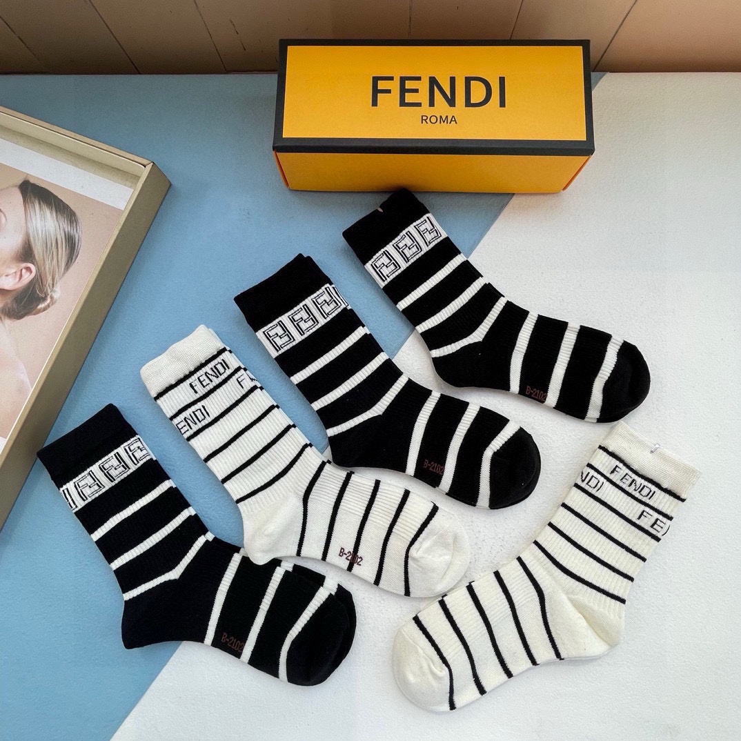 配包装一盒五双FENDI芬迪️大F新品高筒袜子️超级经典的双F标志纯棉材质制造透气舒适超级nice️超火