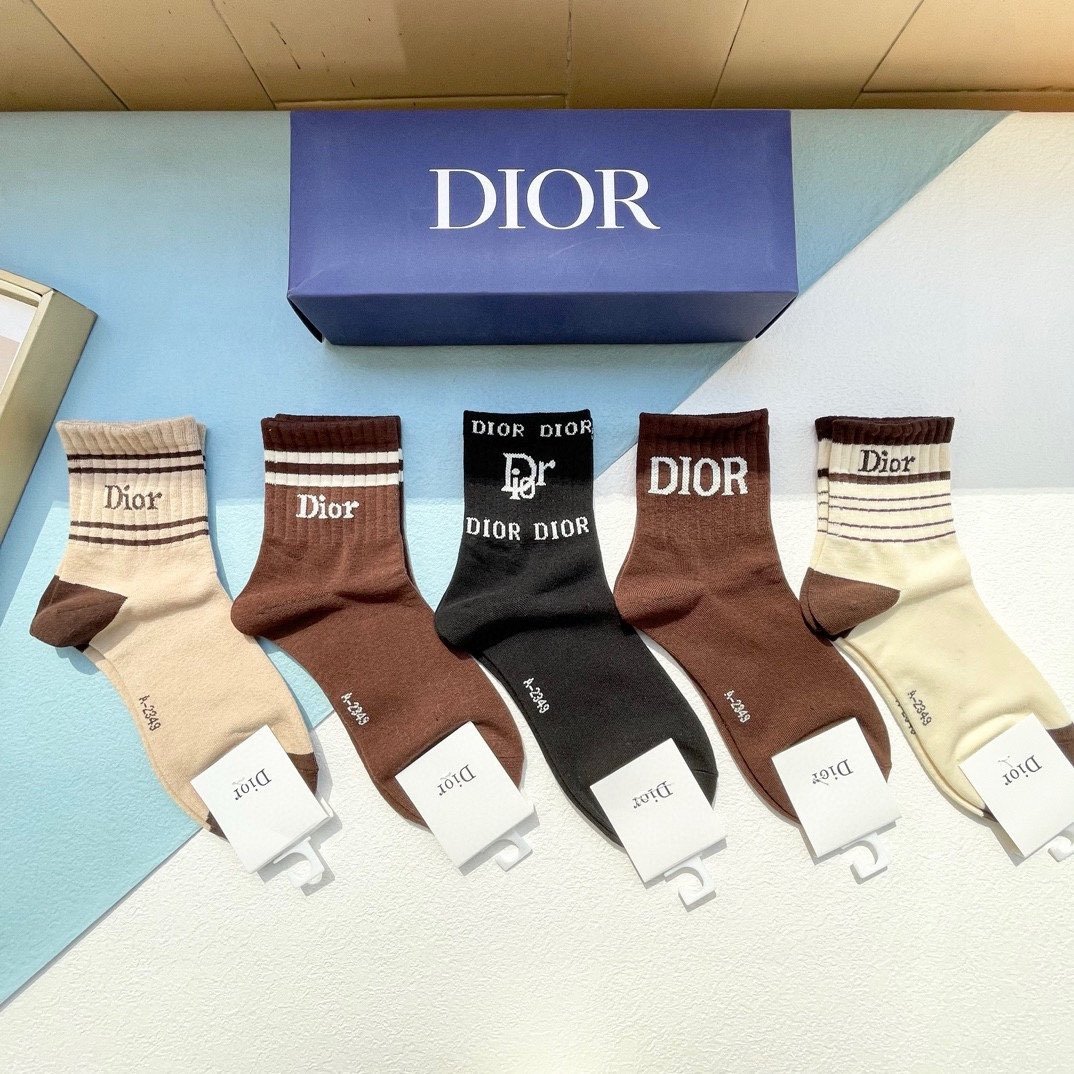 配包装一盒五双欧美大牌Dior迪奥好看到爆炸欧美大牌中筒袜男女款潮人必不能少的专柜代购品质高筒袜子搭配起