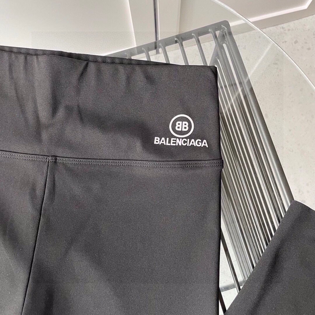 配包装一盒一条Balenciaga巴黎世家九分芭比裤火爆上市️采用全新独家定制进口面料全新版型️没有天花
