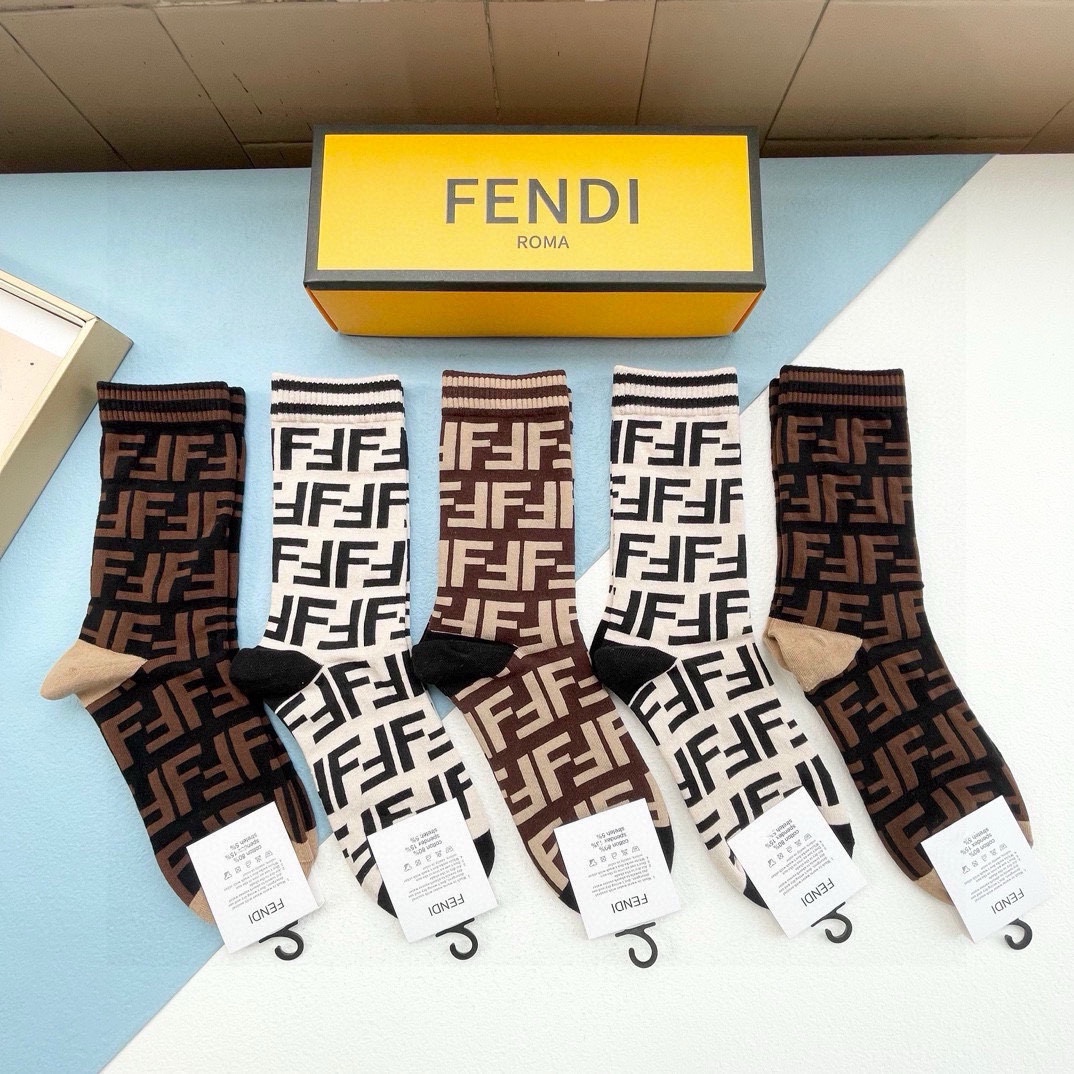 配包装一盒五双FENDI芬迪️大F新品高筒袜子️超级经典的双F标志纯棉材质制造透气舒适超级nice️超火