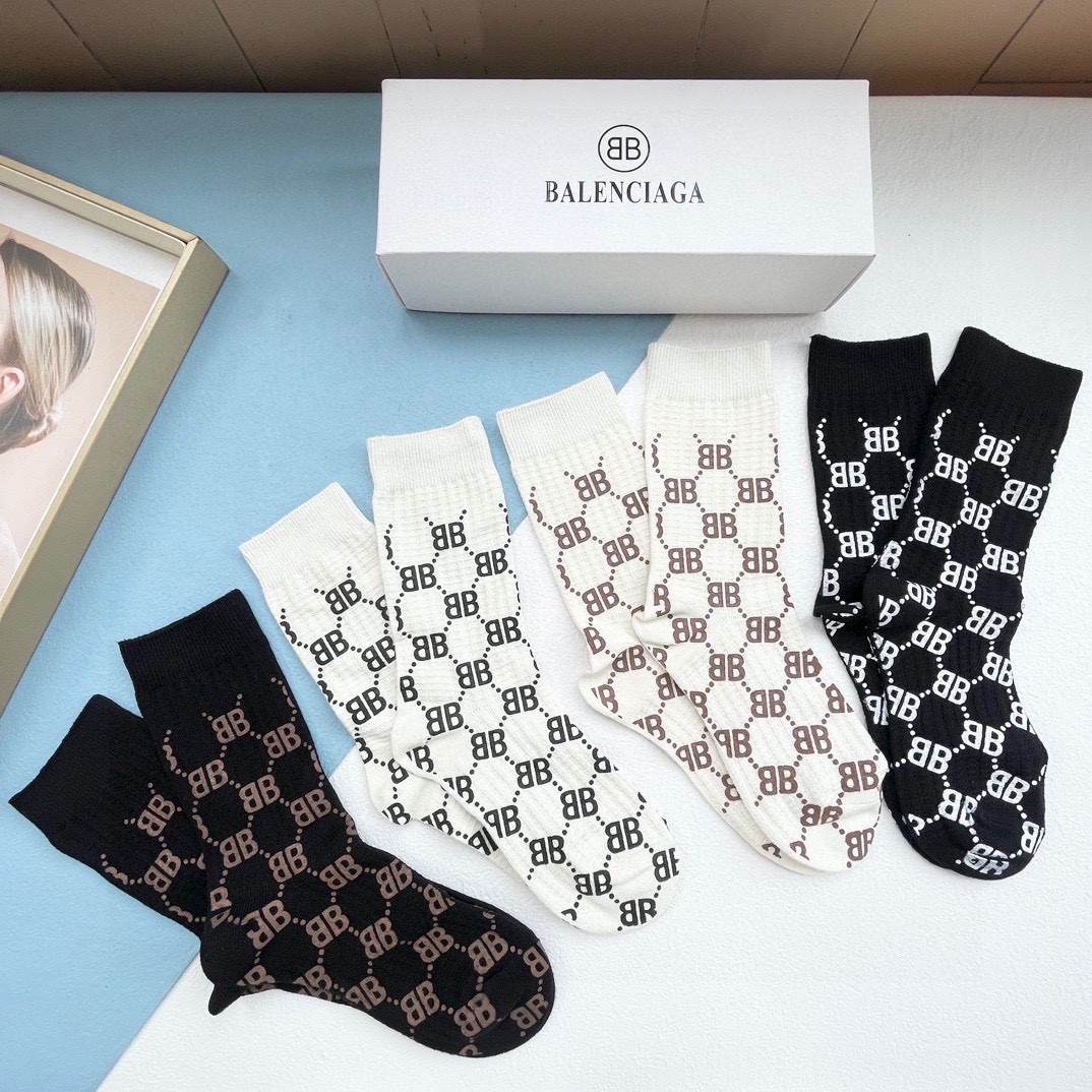 配包装一盒四双BALENCIAGA巴黎世家高品质好看到爆炸欧美大牌高筒袜男女款潮人必不能少的专柜代购品质