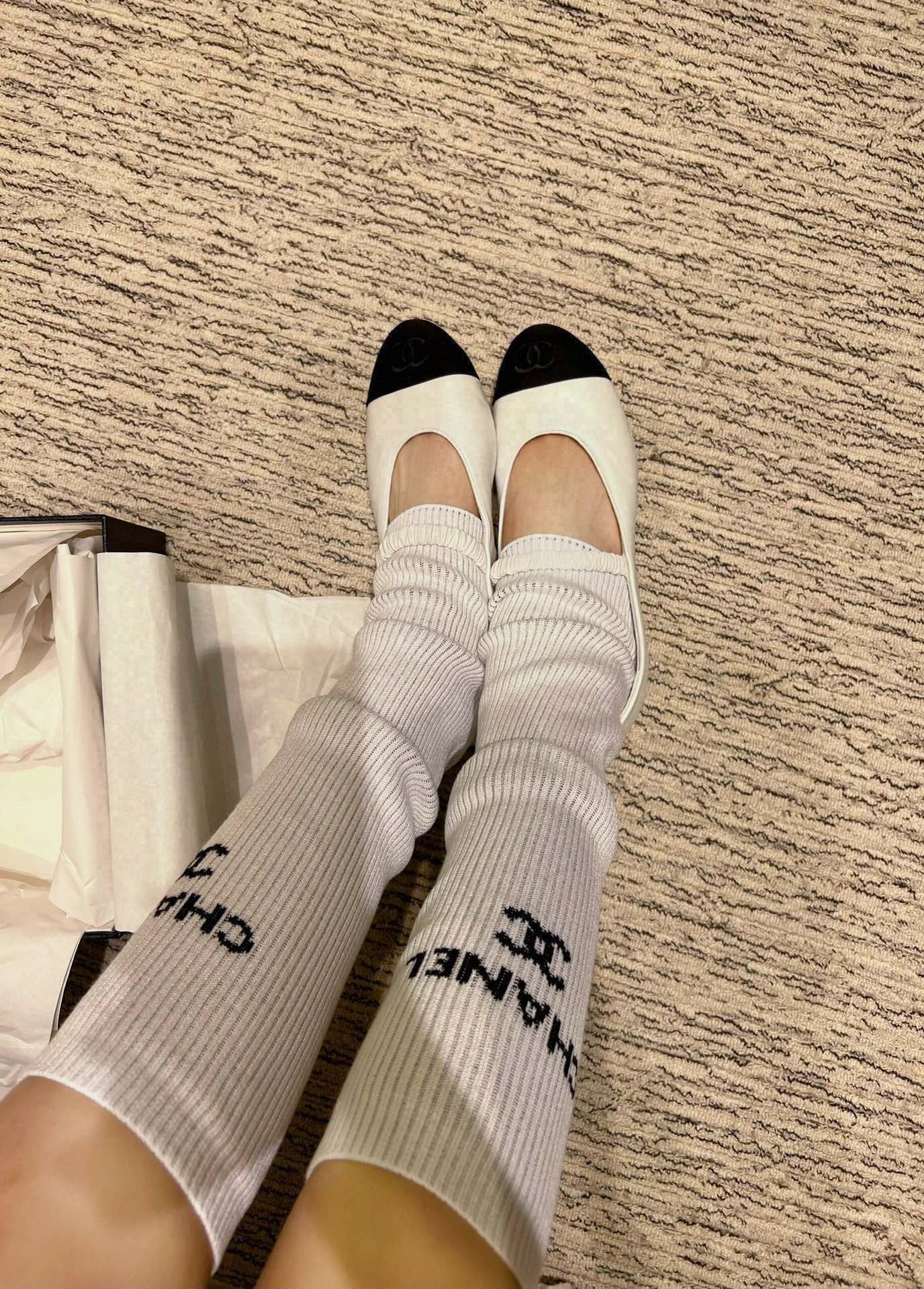 Stylish Early Spring Velvet Socks with Custom Logo and Quality Details - 图片 3