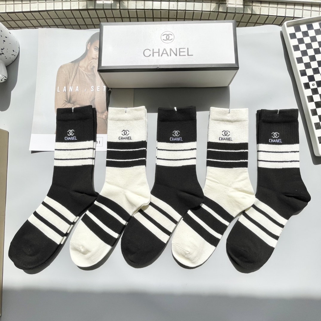 配包装一盒五双CHANEL香奈儿️高品质超级爆款网红袜子️小香家官网同步字母中筒袜ins明星网红推荐️火
