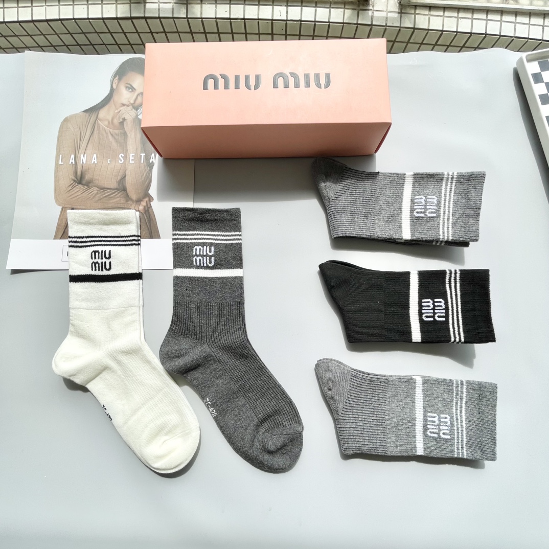 配包装一盒四双miumiu缪缪️高品质超级爆款网红袜子️miu家官网同步饰品字母中筒袜ins明星网红推荐