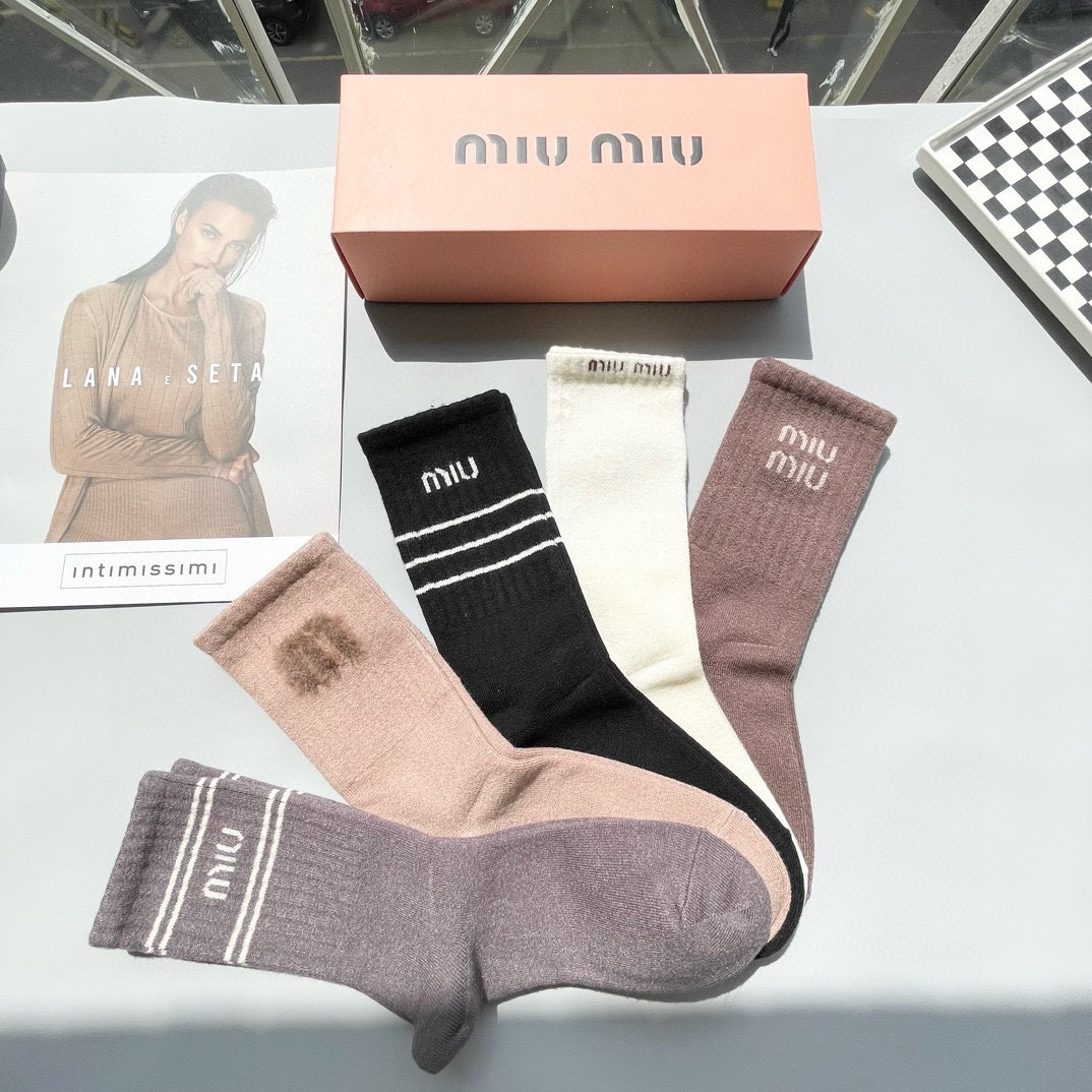 配包装一盒四双MIUMIU缪缪️高品质超级爆款网红羊绒高筒袜子️MIU家官网同步刺绣字母高筒袜ins明星