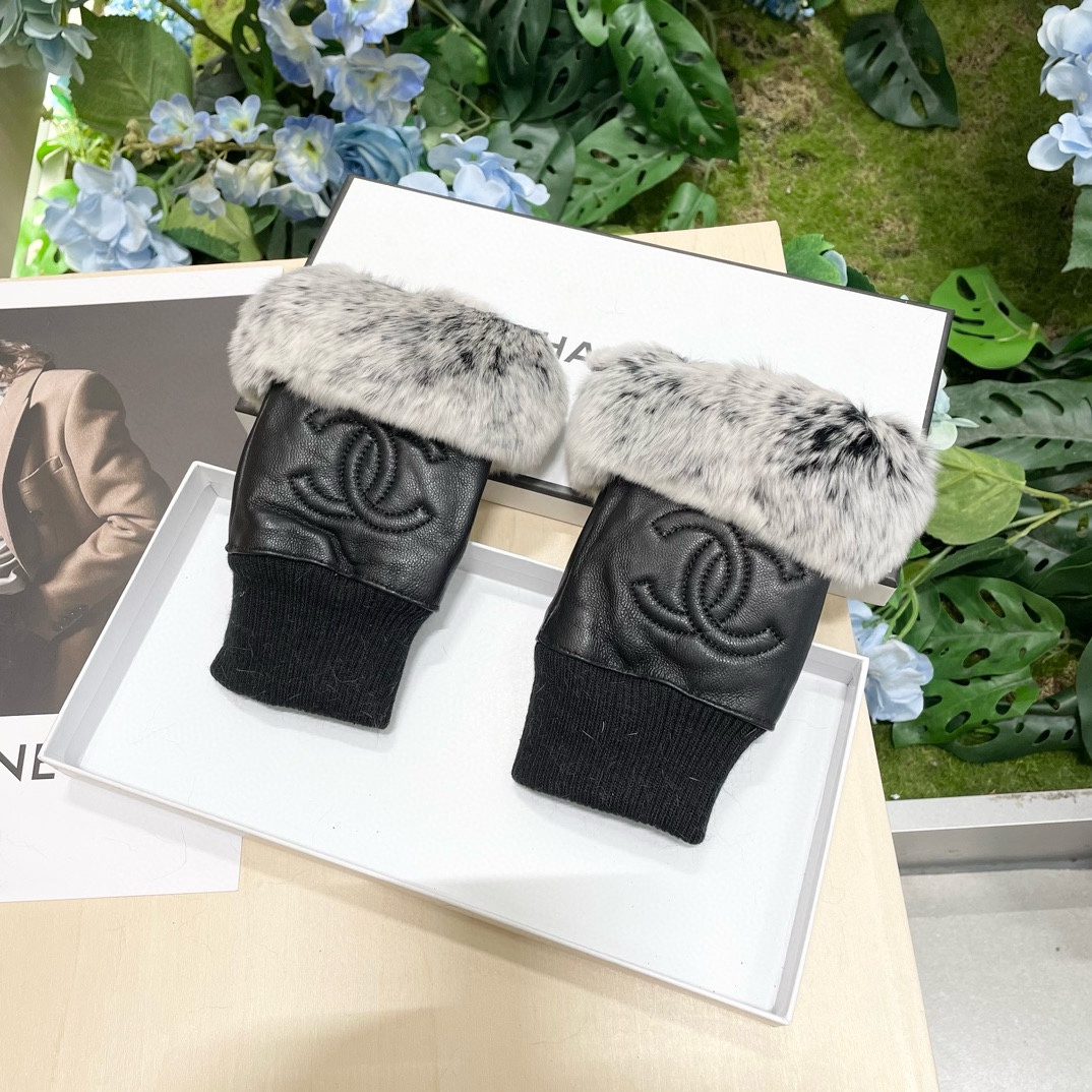 Chanel 2024 Fall/Winter Lambskin & Rabbit Fur Fingerless Gloves 5 i1733067891 3005 2