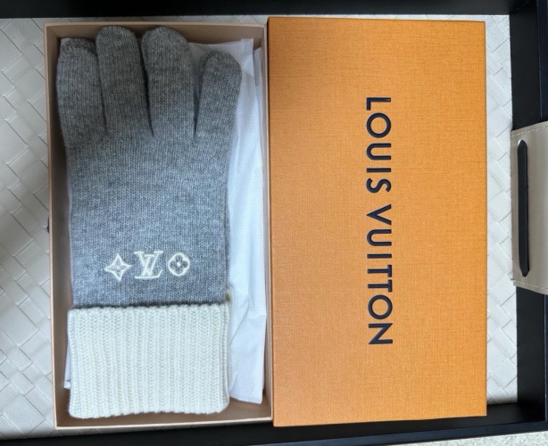 Louis Vuitton Wool-Blend Knit Gloves, Solid Color, Fingerless Design, One Size 1 Louis Vuitton Wool-Blend Knit Gloves, Solid Color, Fingerless Design, One Size