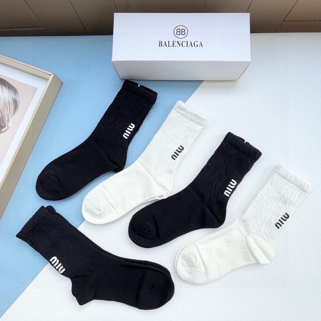   配包装【一盒四双】miumiu · 缪缪❗️高品质。超级爆款网红袜子❗️miu家官网同步饰品字母中筒