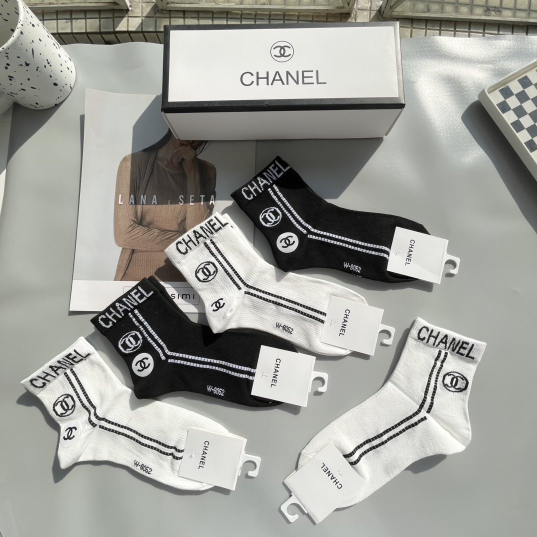   配包装【一盒五双】🌟Chanel 香奈儿 爆款卡中筒袜🌟高版本 ～好看到爆炸 欧美大牌中筒袜。🌟潮人