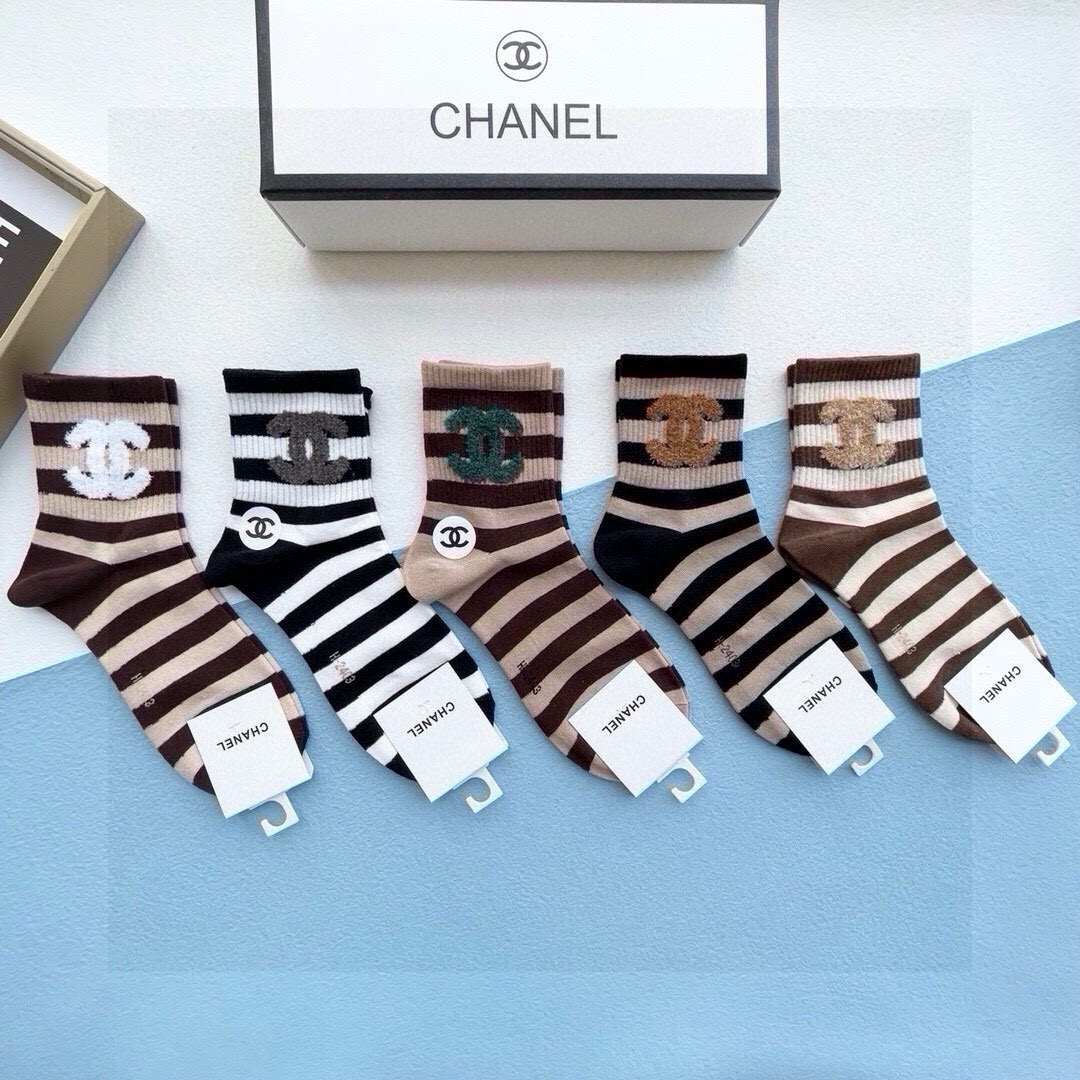 NO:294682,Packaging [one box and five pairs] Chanel Chanel hot card mid-tube socks high-version ~ It’s easy to see the explosion. The counter purchasing quality that European and American big-name mid-tube socks are indispensable. Socks, which are super high-quality and fashionable. Ahhhhhh~~ Recommended and recommended~~ Must-in-one fashionable items!  !  socks, stockings, socks, chanel, chanel, socks19860909配包装【一盒五双】Chanel 香奈儿 爆款卡中筒袜高版本 ～好看到爆炸 欧美大牌中筒袜潮人必不能少的专柜代购品质 袜子 ,搭配起来超高逼格 时髦度爆表啊啊啊啊～～推荐推荐推荐～～必入时髦小单品！！袜子,丝袜,袜子,chanel,chanel,socks,accessory