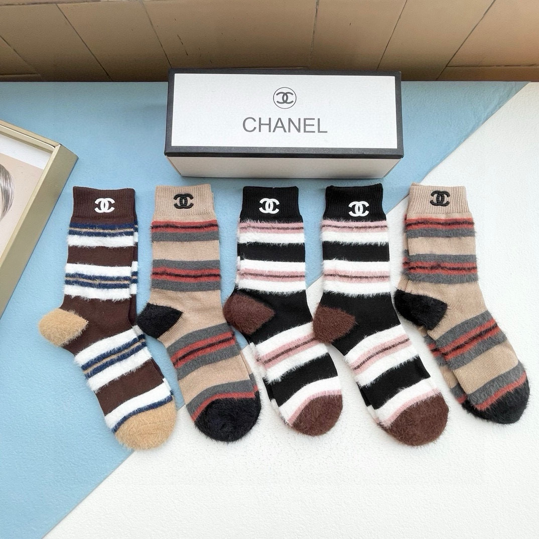 NO:294715,Packaging [one box and five pairs] CHANEL Chanel counter new style mink hair high tube socks counter are launched simultaneously, super soft and comfortable, counter popular double C series super popular small items, big brands go out on the street, trendy people must have super easy to match socks, stockings, socks, chanel, chanel, socks19860909配包装【一盒五双】 CHANEL香奈儿 专柜新款水貂毛高筒袜子专柜同步上新,超柔软舒适,专柜爆款双c 系列超火爆小单品,大牌出街,潮人必备超好搭袜子,丝袜,袜子,chanel,chanel,socks,accessory