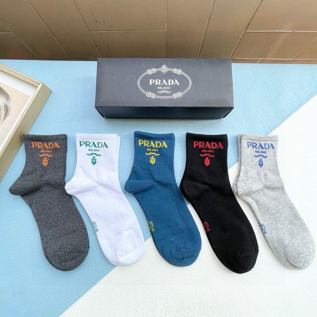 NO:294725,Packaging [one box and five pairs] PRADA Prada, a hot medium-tube socks high-version ~ It is easy to see the explosion. A must-have counter purchasing quality for big European and American mid-tube socks. Socks, which are super high-end and fashionable, and are very fashionable. Recommended and recommended ~~ It must be bought with fashionable items!  !  socks, stockings, socks, prada, prada, socks19860909配包装【一盒五双】PRADA普拉达 爆款中筒袜高版本 ～好看到爆炸 欧美大牌中筒袜潮人必不能少的专柜代购品质 袜子 ,搭配起来超高逼格 时髦度爆表啊啊啊啊～～推荐推荐推荐～～必入时髦小单品！！袜子,丝袜,袜子,prada,prada,socks,accessory