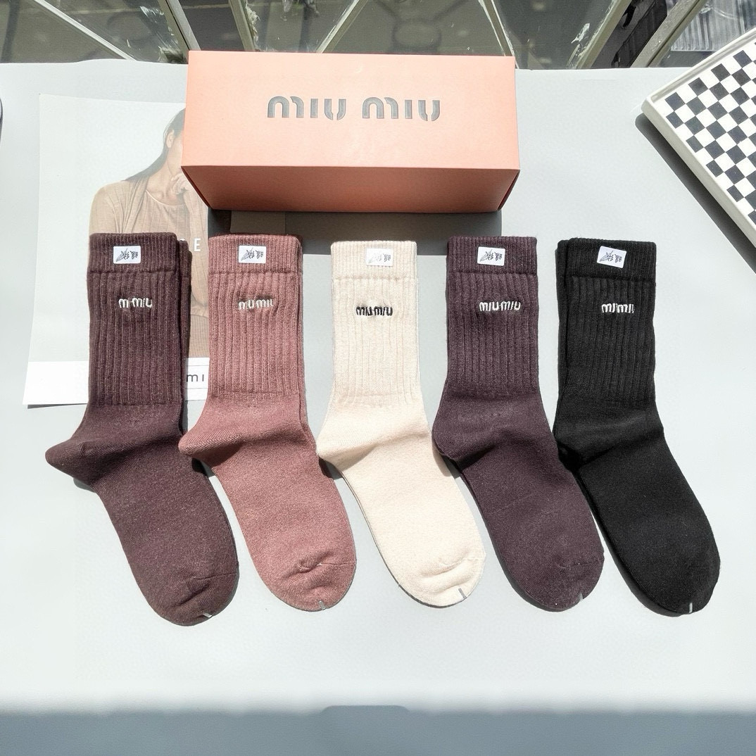 NO:294737,Packaging [One box and four pairs] MIUMIU · Miao Miao's high-quality super popular internet celebrity cashmere high-tube socks MIU home official website synchronous embroidered letter high-tube socks, ins celebrity internet celebrity recommendations are very popular, extremely pure cotton material, lightweight, soft and breathable, universal in all seasons, European and American big street must-have socks, stockings, socks, miumiu, socks19860909配包装【一盒四双】MIUMIU · 缪缪高品质超级爆款网红羊绒高筒袜子MIU家官网同步刺绣字母高筒袜,ins明星网红推荐火爆至极纯棉材质,轻薄柔软透气,四季通用,欧美大牌街头必备袜子,丝袜,袜子,miumiu,socks,accessory