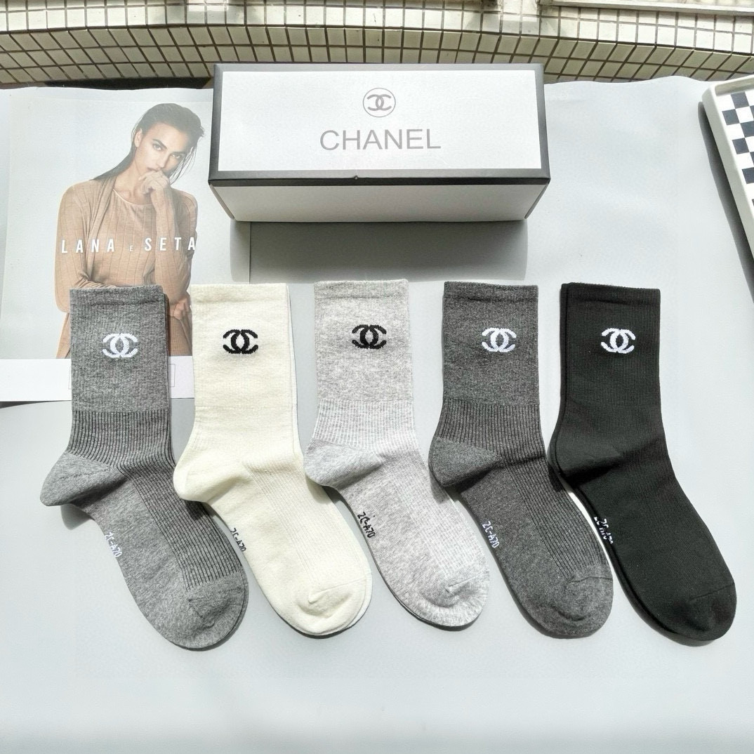 NO:294718,Packaging [one box and five pairs] Chanel Chanel is a hot high-end version of high-end socks ~ It is easy to see the explosion. A must-have counter purchasing quality for big European and American brands of high-end socks. Socks, which are super high-end and fashionable. Ahhhhh~~ Recommended and recommended~~ Must-in-one fashionable items!  !  socks, stockings, socks, chanel, chanel, socks19860909配包装【一盒五双】Chanel 香奈儿 爆款高筒袜高版本 ～好看到爆炸 欧美大牌高筒袜潮人必不能少的专柜代购品质 袜子 ,搭配起来超高逼格 时髦度爆表啊啊啊啊～～推荐推荐推荐～～必入时髦小单品！！袜子,丝袜,袜子,chanel,chanel,socks,accessory
