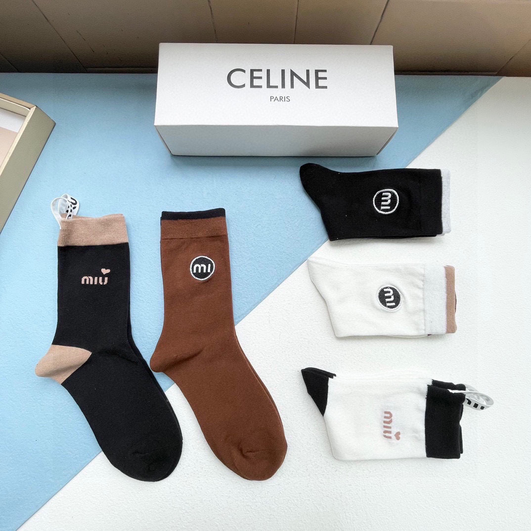 High-Quality Miumiu Packaging: Red Sox Cotton Box, Star-Recommended Simulator Ads. - 图片 4