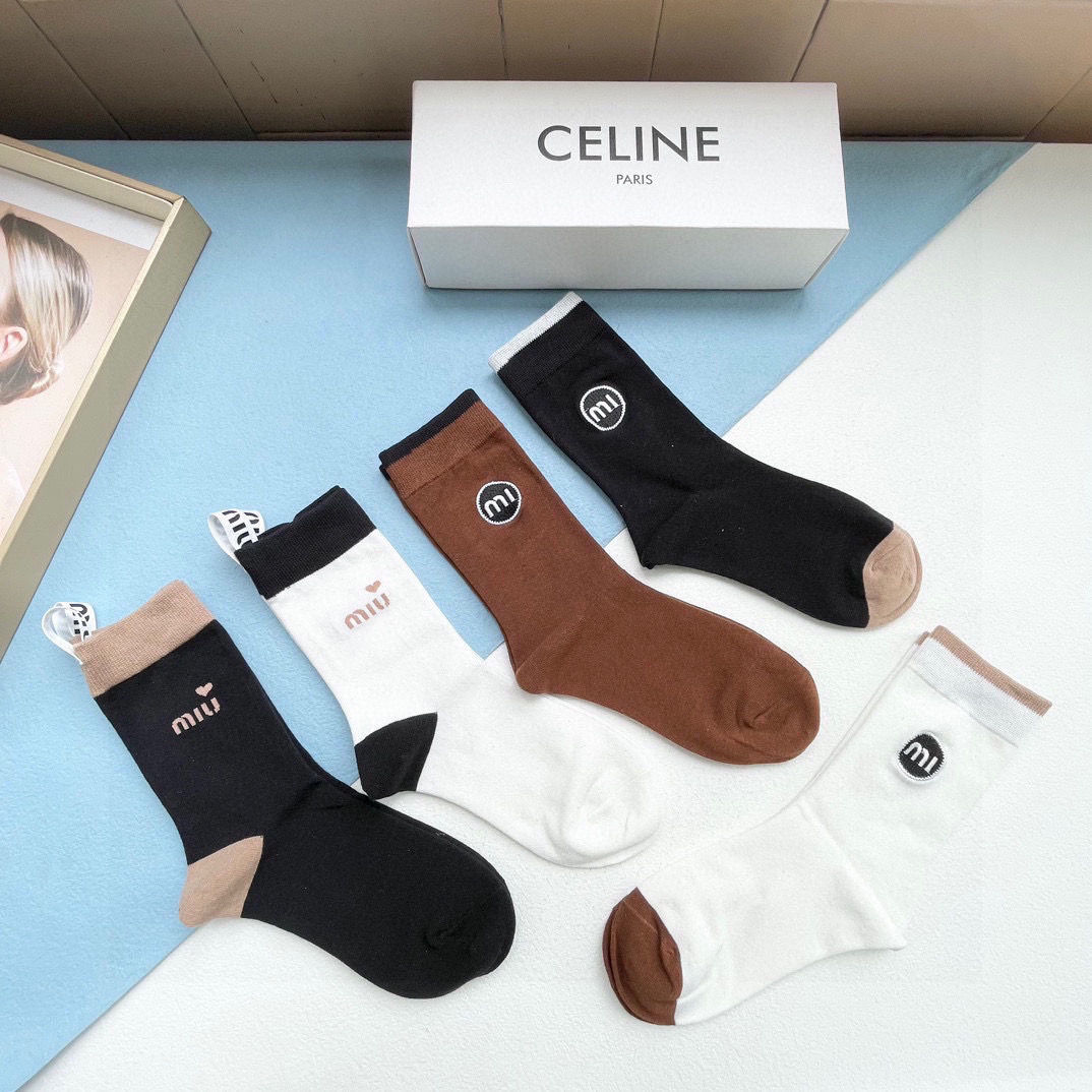 High-Quality Miumiu Packaging: Red Sox Cotton Box, Star-Recommended Simulator Ads. - 图片 3