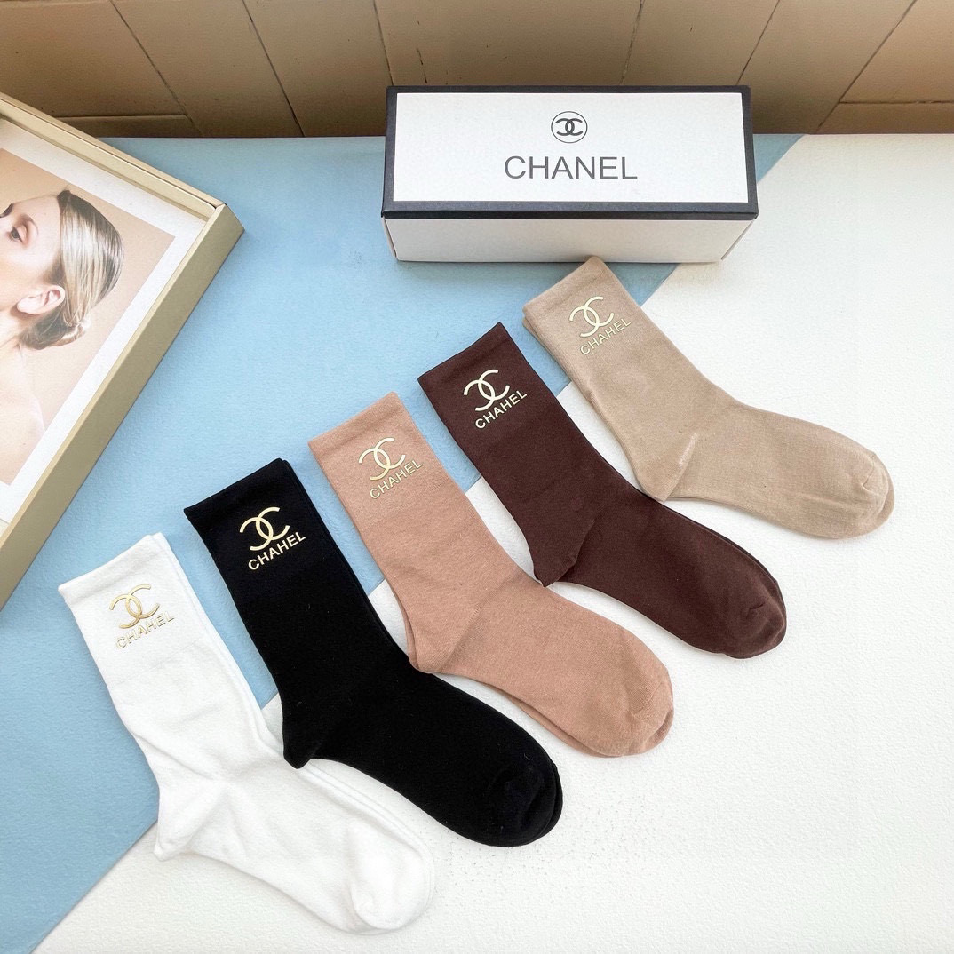 Chanel’s New Sock-and-Sock Cabinets: Stylish Packaging with Cozy Cotton, Embroidery, and Fragrance - 图片 2